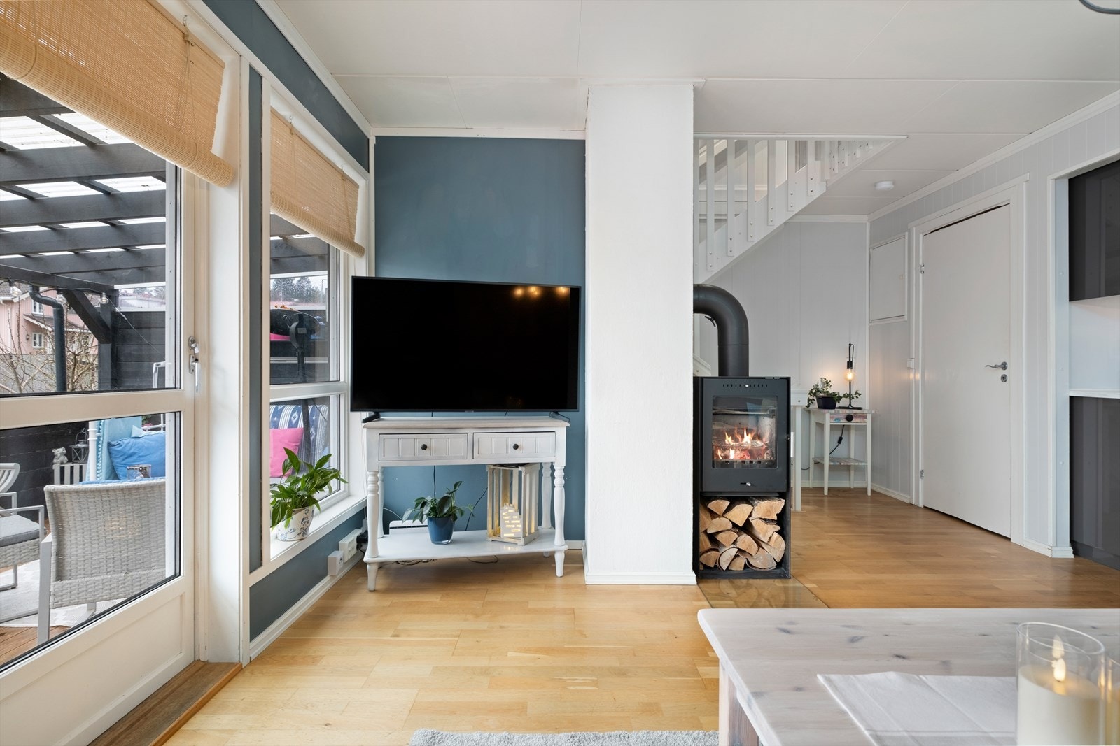 Fra stuen har du utgang til en svært romslig veranda på 19 kvm med gode solforhold Galleribilde