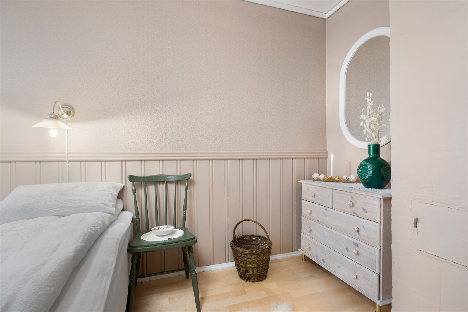 Soverommet i kjeller i malt delikate farger og er på gode 9,5 kvm. Galleribilde