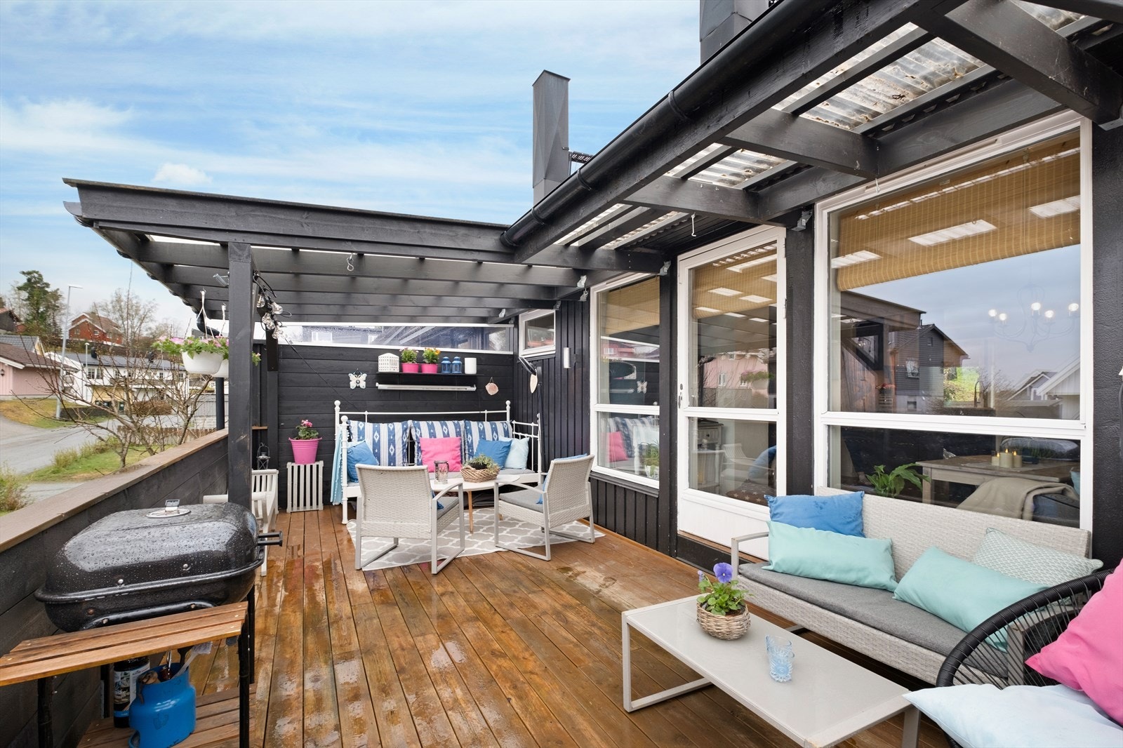 Svært romslig veranda på 19 kvm som har takoverbygg. Veranda ble bygget i 2018. Galleribilde