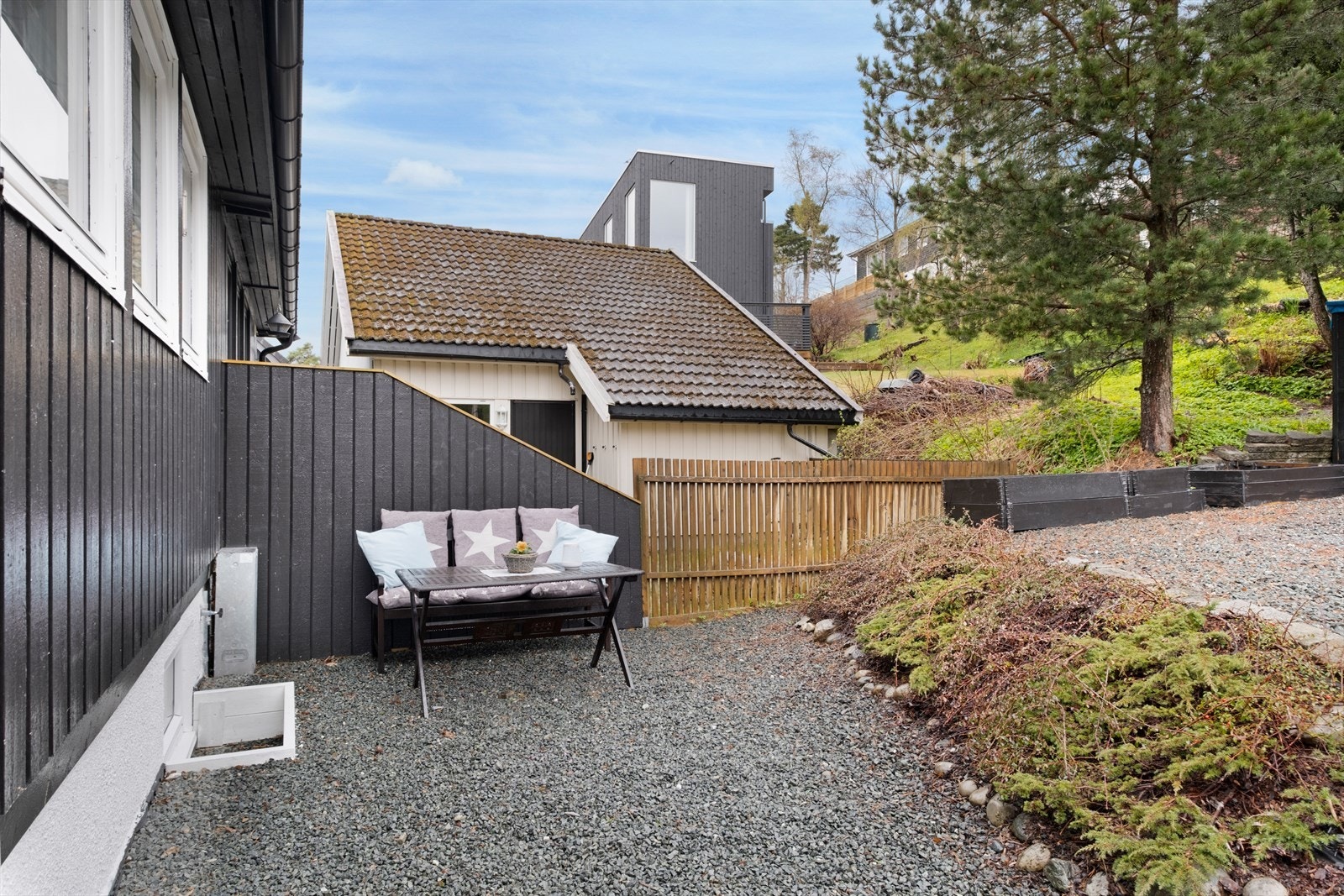 Ved inngangsparti er det sittegruppe, 2 biloppstillingsplasser og plass til trampoline. Galleribilde