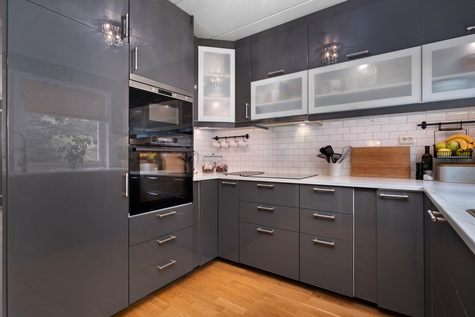 Kjøkkenet har integrerte hvitevarer og mye skap- og benkeplass for oppbevaring og kokkelering Galleribilde