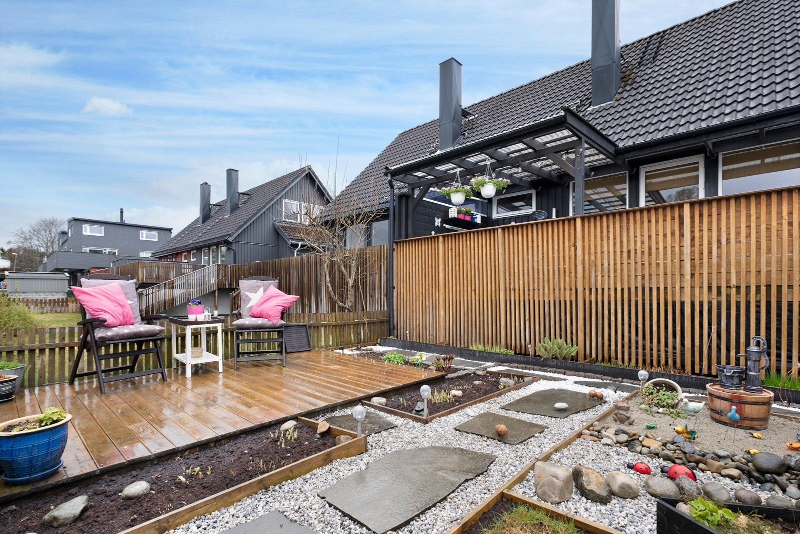 Svært pent opparbeidet hage som føles som din egen lille oase. Galleribilde