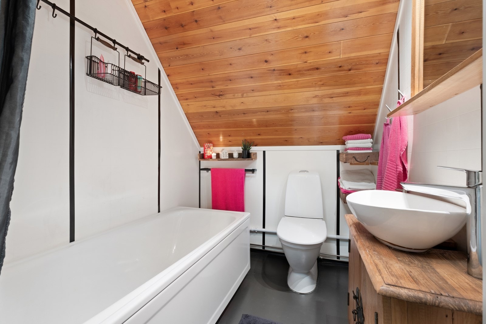 Baderommet på loftet er på 3 kvm. Galleribilde