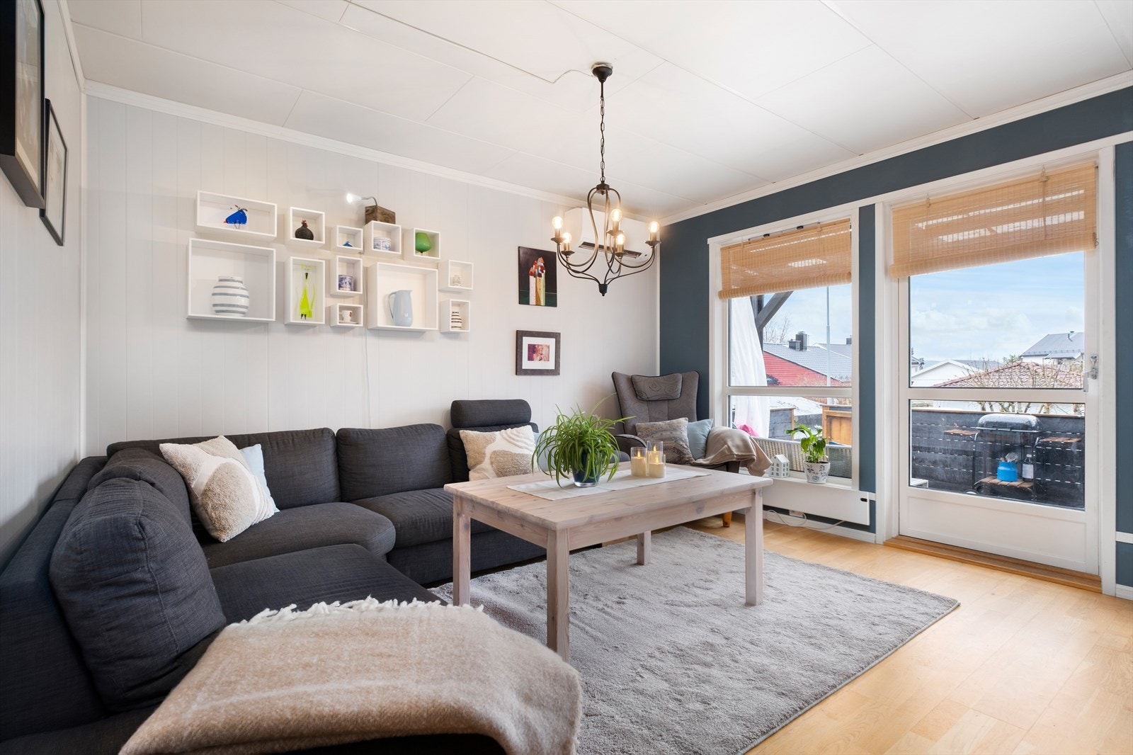 Lys og luftig stue med store vindusflater sørger for mye naturlig lys. Galleribilde