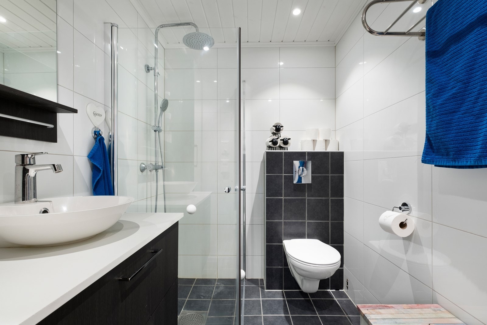 Delikat flislagt bad som er oppgradert i 2017 med dusjehjørne i herdet glass, vegghengt toalett. Galleribilde