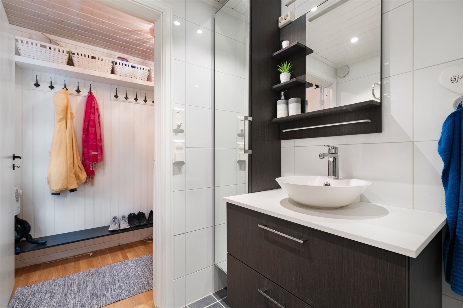 Baderommet har flislagt gulv med varmekabler og flislagte vegger. Galleribilde