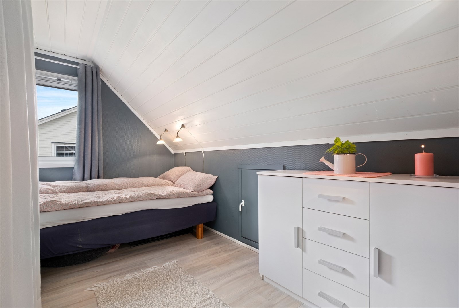 I boligens loftetasje er det 2 gode soverom på henholdsvis 11 og 8 kvm. Galleribilde