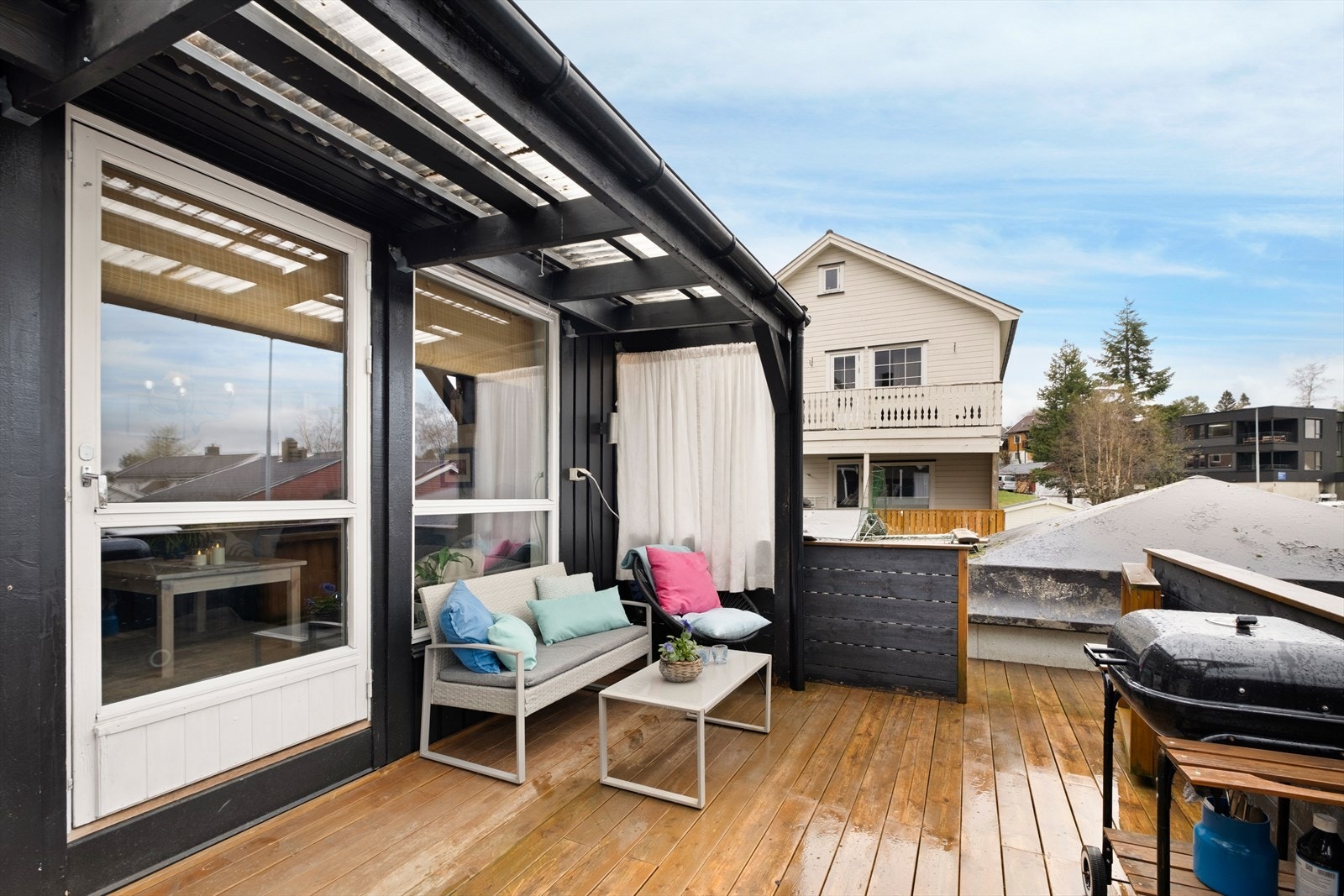 Boligen har kort avstand til skoler og barnehager. Nærmeste barnehage er Flåklypa barnehage som ligger ca. 5. min gangavstand fra boligen. Galleribilde