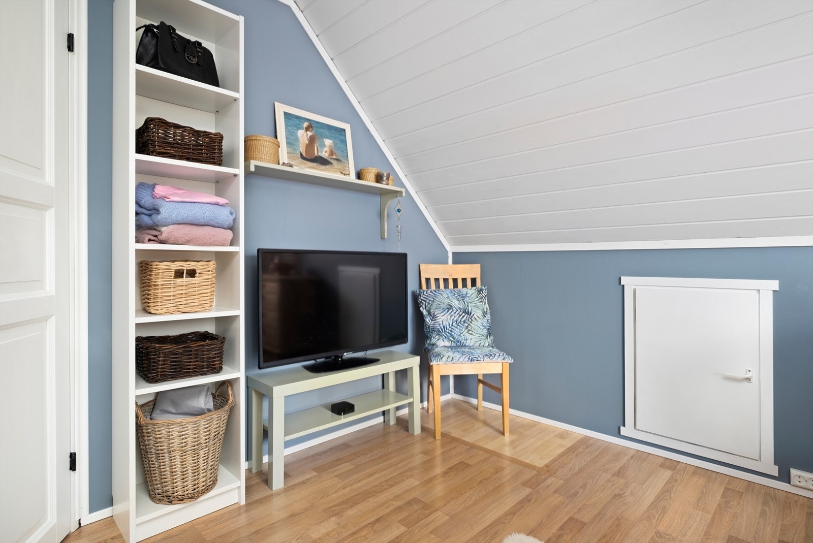 På begge soverommene er det knevegg som gir mye ekstra lagringsplass. Galleribilde