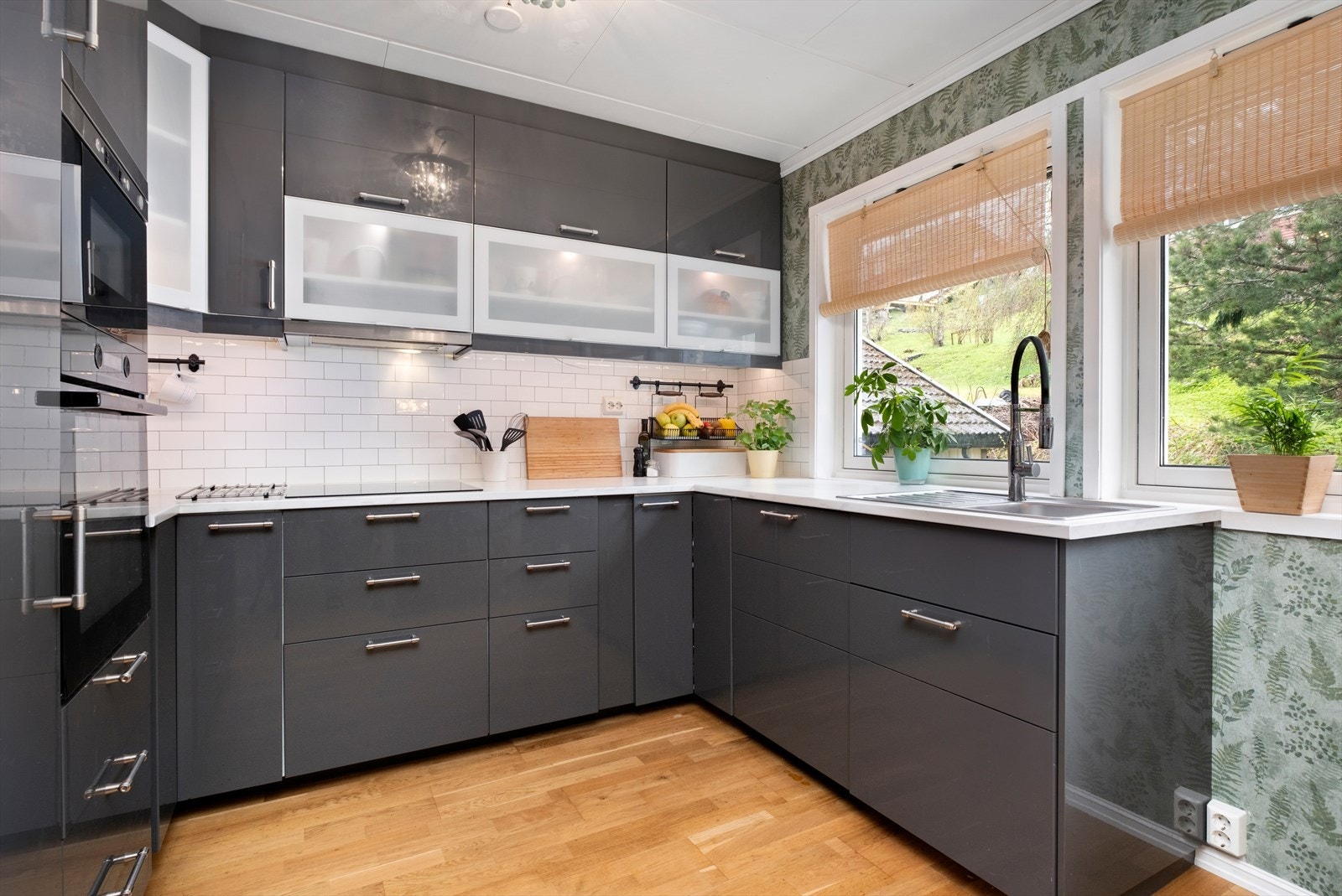 Flott og innholdsrikt kjøkken fra 2016. Store vindusflater sørger for en lys og luftig romfølelse. Galleribilde