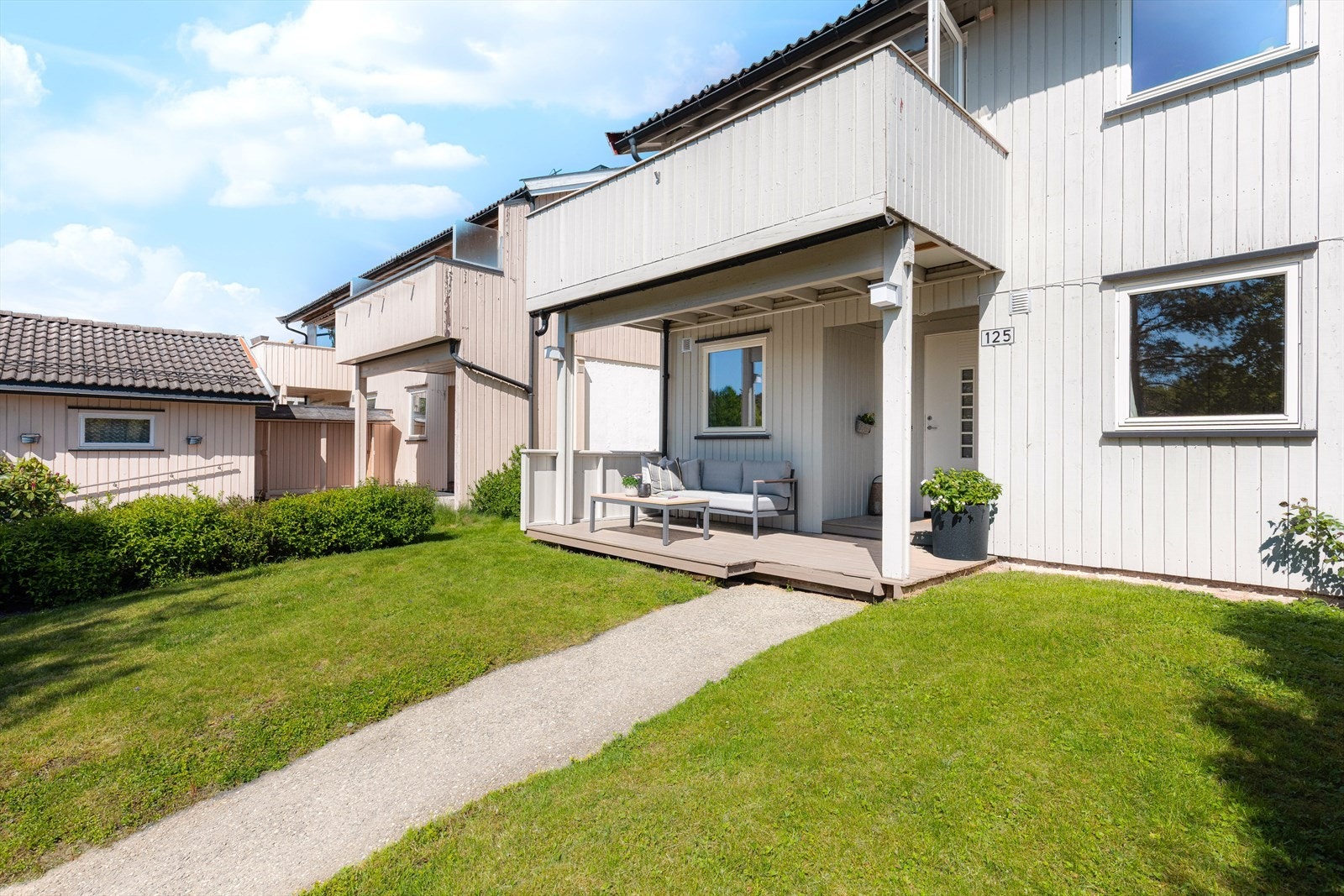 Boligen ligger på Gulset i Skien, et barnevennlig og attraktivt område med kort vei til de fleste fasiliteter. I nærområdet har man barnehager, barneskolene Kollmyr og Stigeråsen, samt Gulset ungdomsskole og idrettsanlegg. Galleribilde