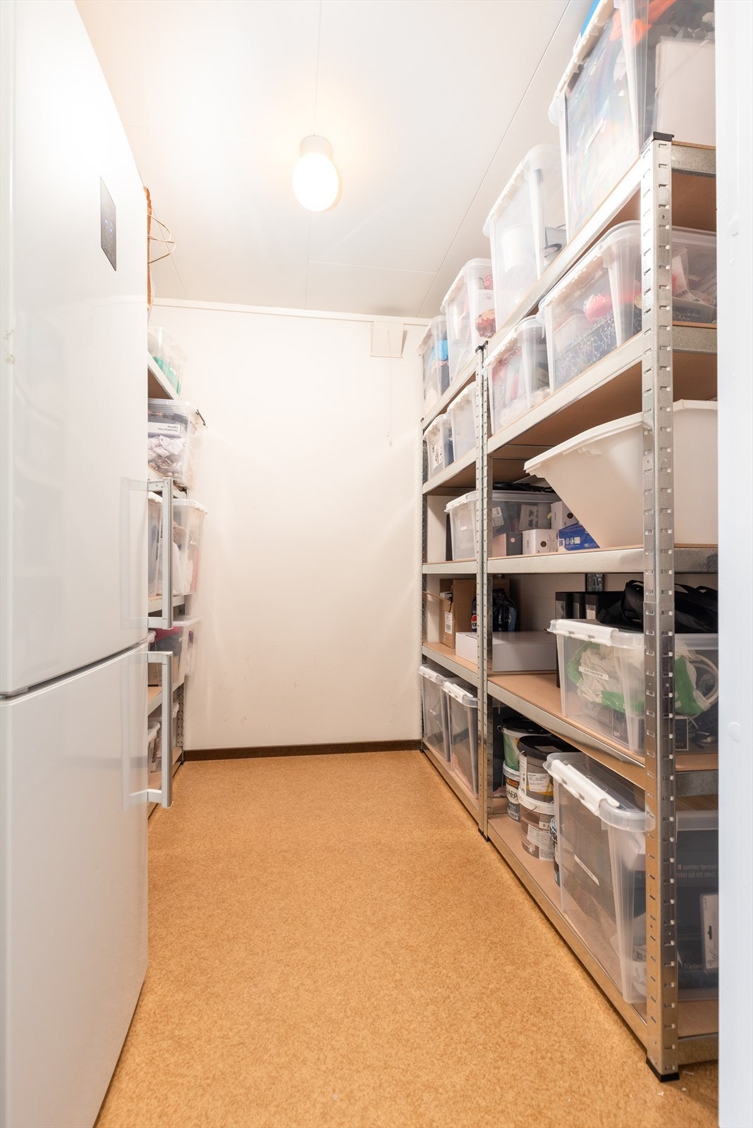 Praktisk bod med oppbevaringshyller i underetasjen. Galleribilde