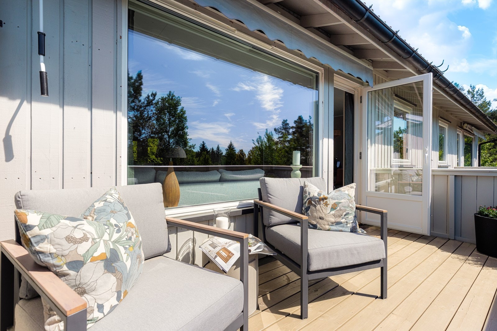 Solrik veranda med plass til utemøbler etter ønske. Galleribilde