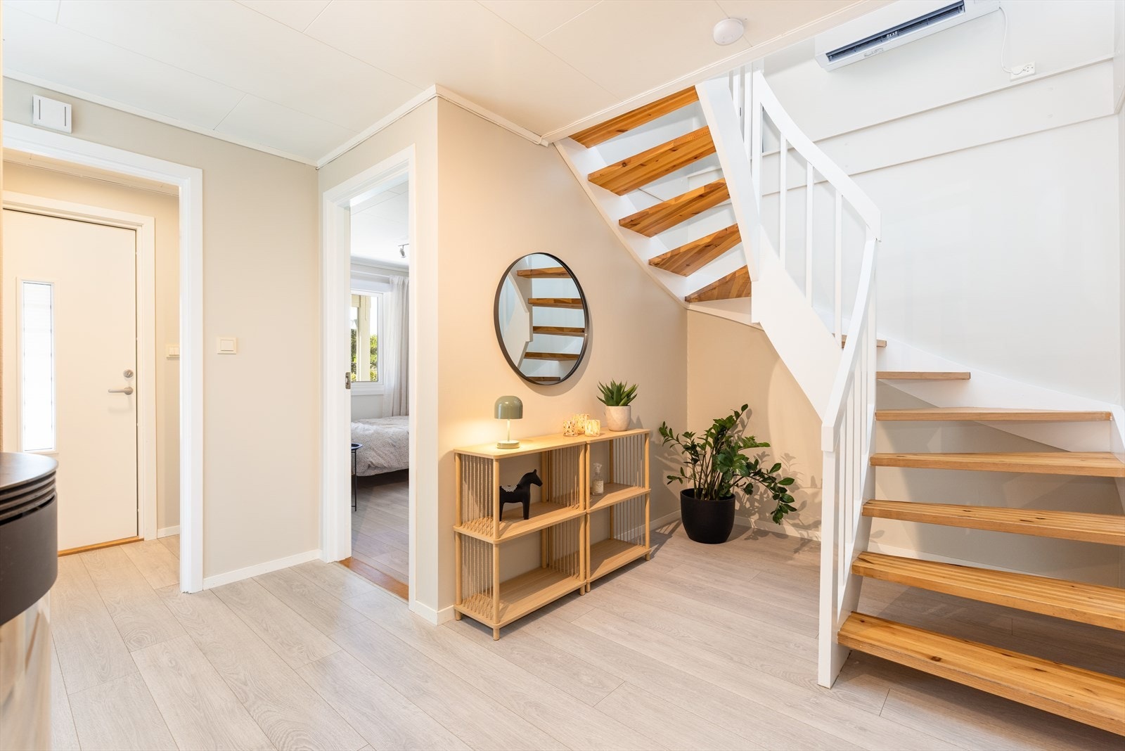 Boligen har inngang i underetasjen hvor en lys og moderne entré ønsker deg velkommen! Videre kommer man inn til en romslig gang med videre adkomst til begge soverommene, bad, vaskerom og bod. Galleribilde