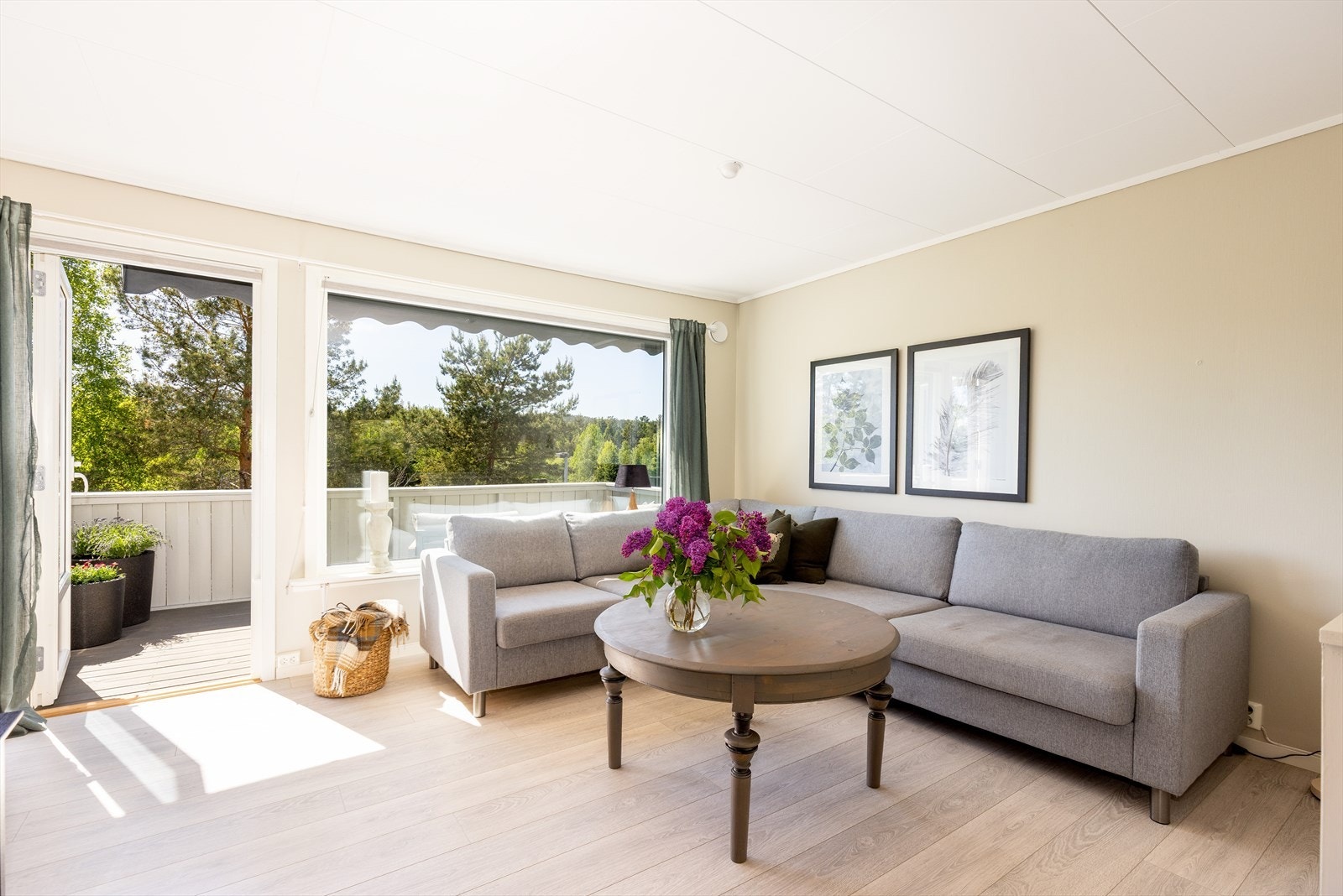 Her er det gjennomgående laminatgulv, malt tapet i moderne farger og takess i himling. Borettslagets kabel-TV og internett leveres av Telenor og er inkludert i felleskostnader. Galleribilde