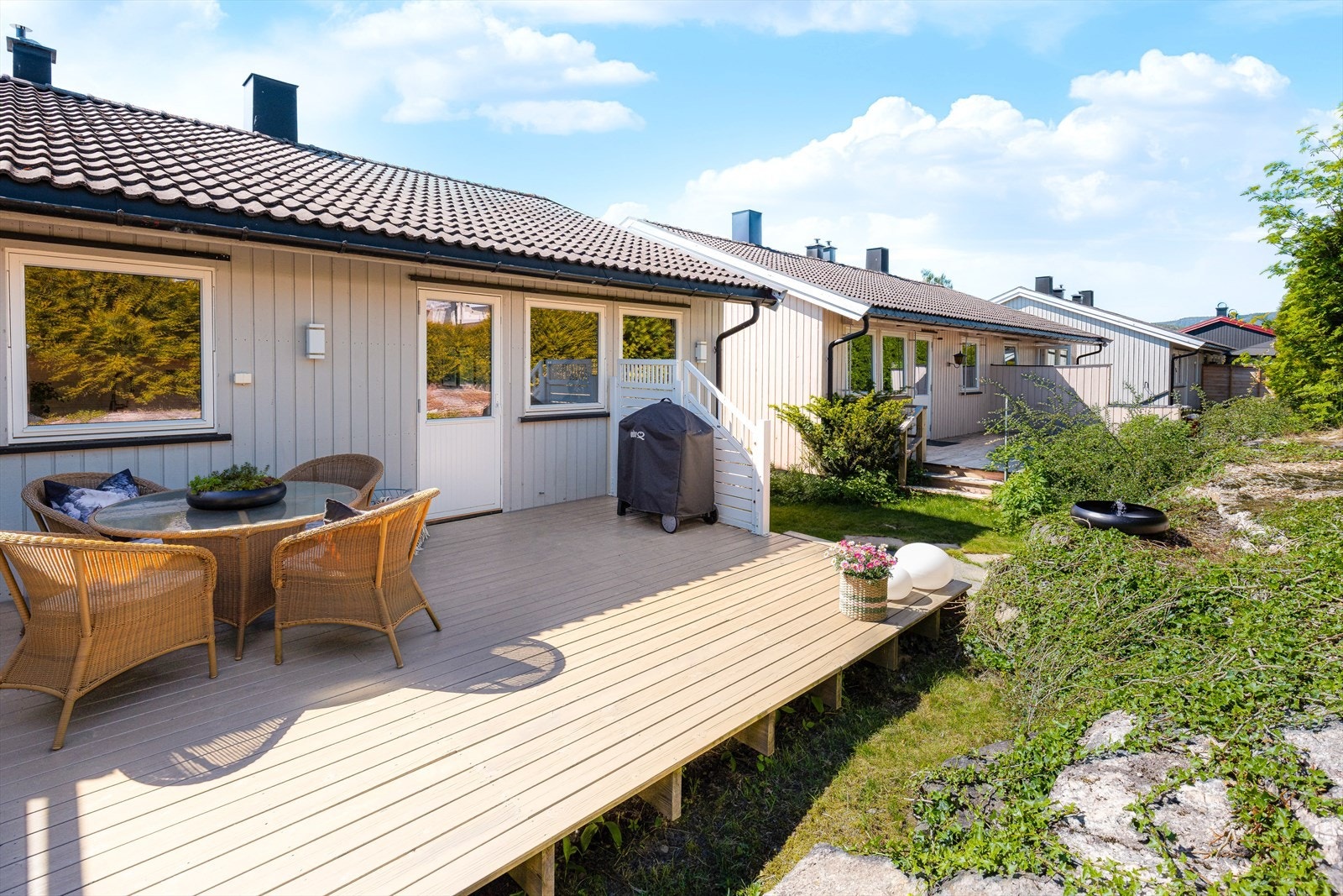 Terrassen er romslig og har godt med plass til utemøbler etter ønske. Galleribilde