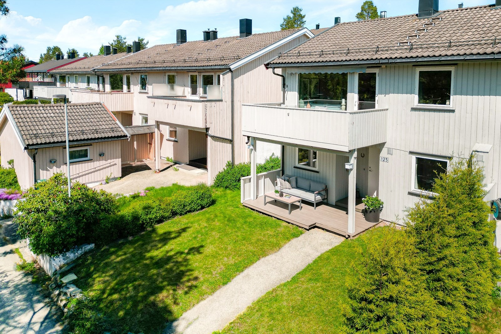 Det er plantet fint med diverse beplantninger på eiendommen og selger disponerer en liten hagedel ved inngangspartiet som er fint avskjermet. Galleribilde