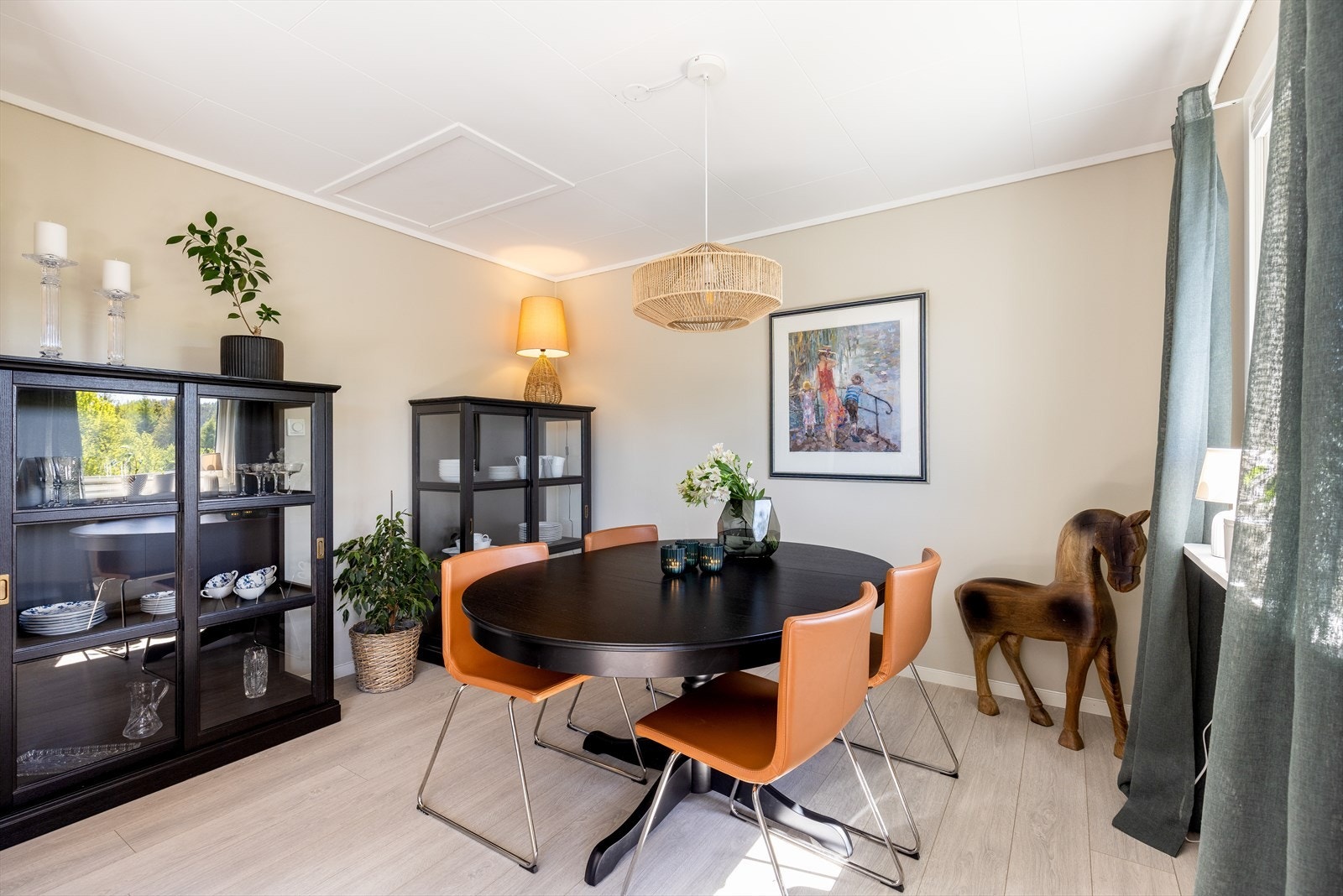 Tilliggende stuen er det avsatt plass til spisestue. Galleribilde