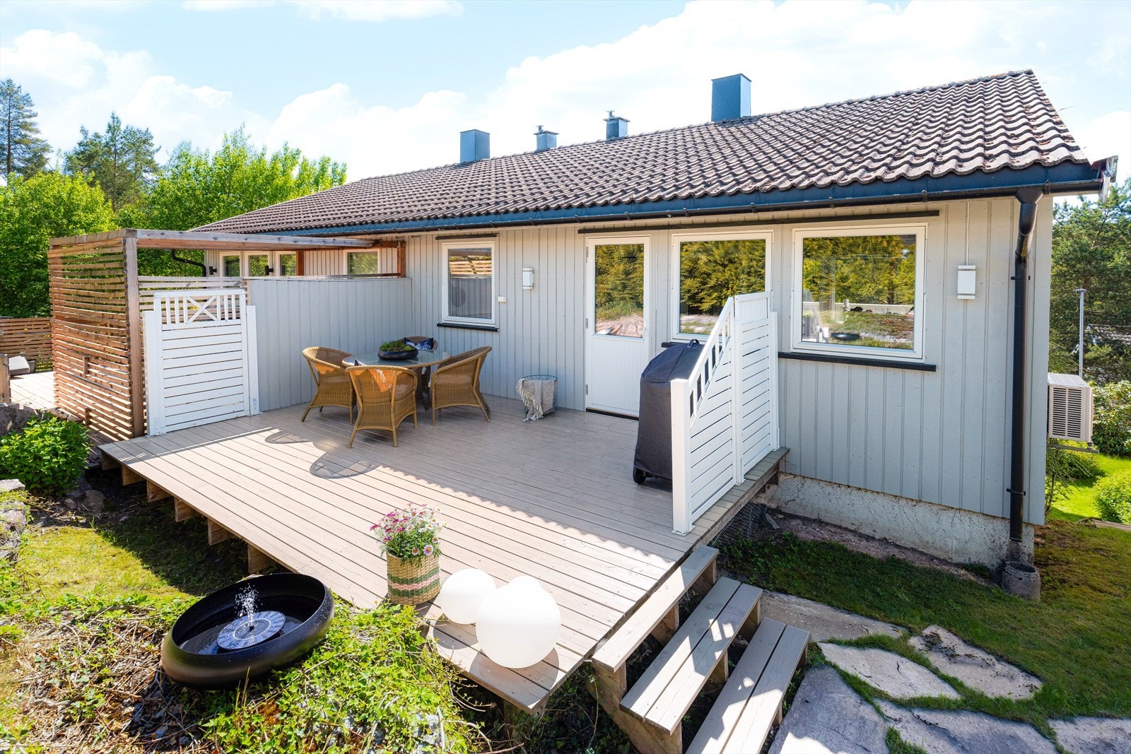 Her er det levegg mot naboen som gir skjerming og en lun uteplass. Galleribilde