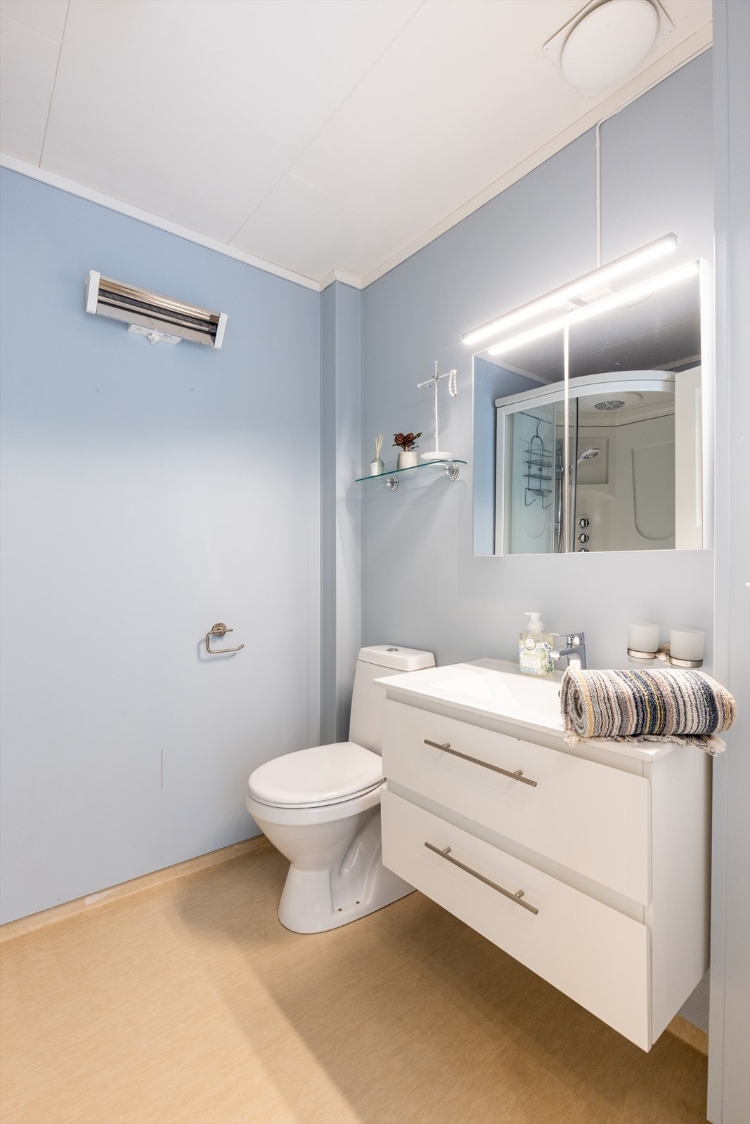 Badet i hovedetasjen har malte baderomsplater, vinyl på gulv og takess i himling. Galleribilde