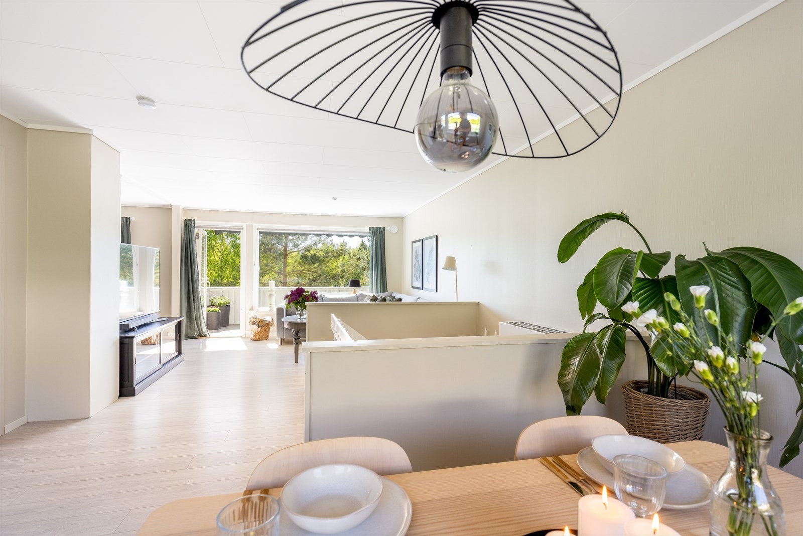 Mellom stuen og kjøkkenet er det adkomst til boligens bad i 1.etasje. Galleribilde