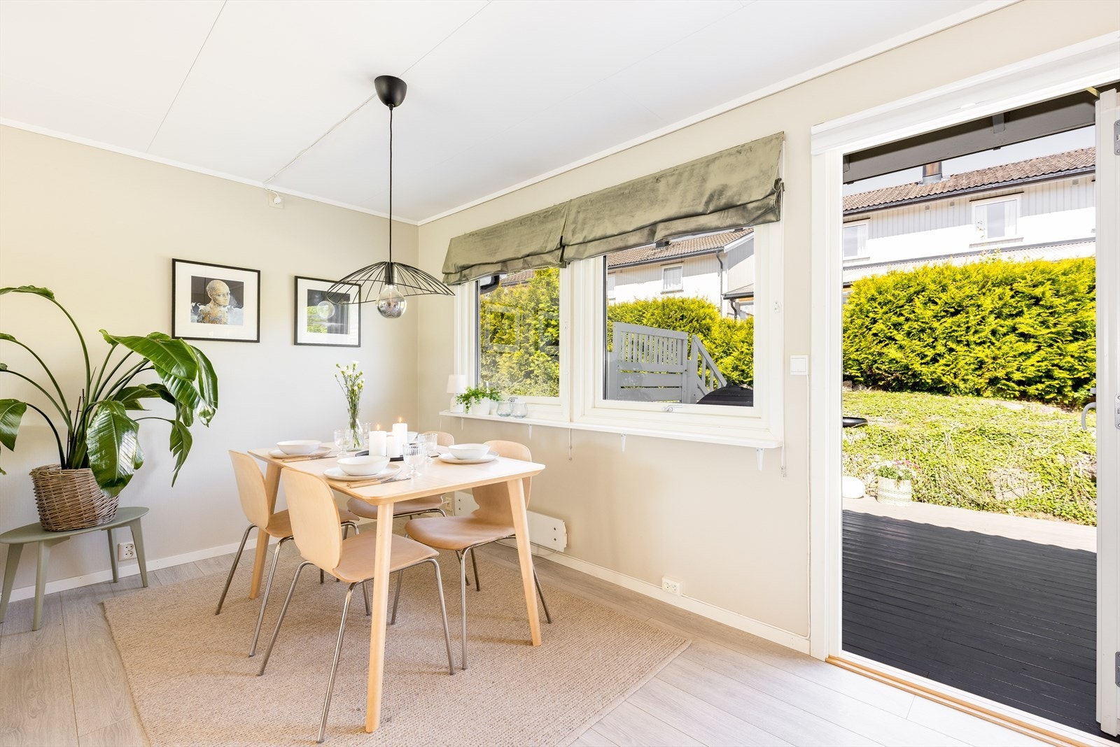 Herfra er det utgang til en stor og usjenert veranda mot nordøst. Galleribilde