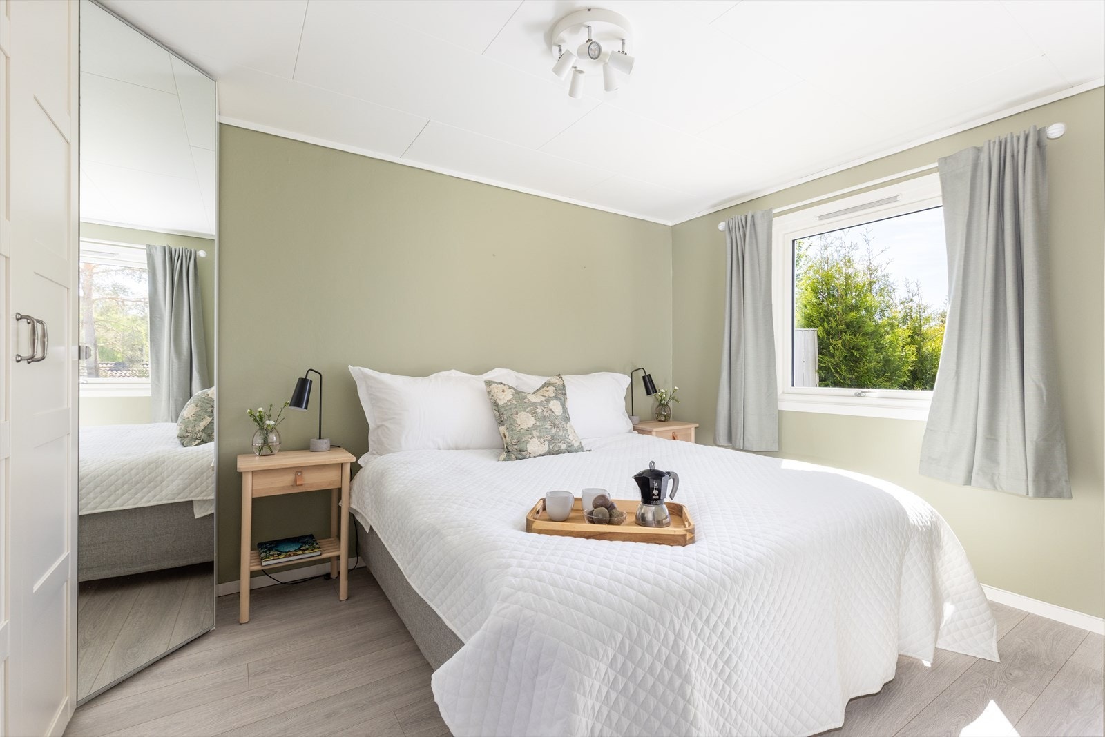 Boligen har to romslige soverom i underetasjen på ca. 12 og 7 kvm, begge med laminatgulv, malt tapet og takess i himling. Begge rommene er pusset opp i nyere tid og har en lun og moderne stil. Hovedsoverommet har garderobeskap. Galleribilde