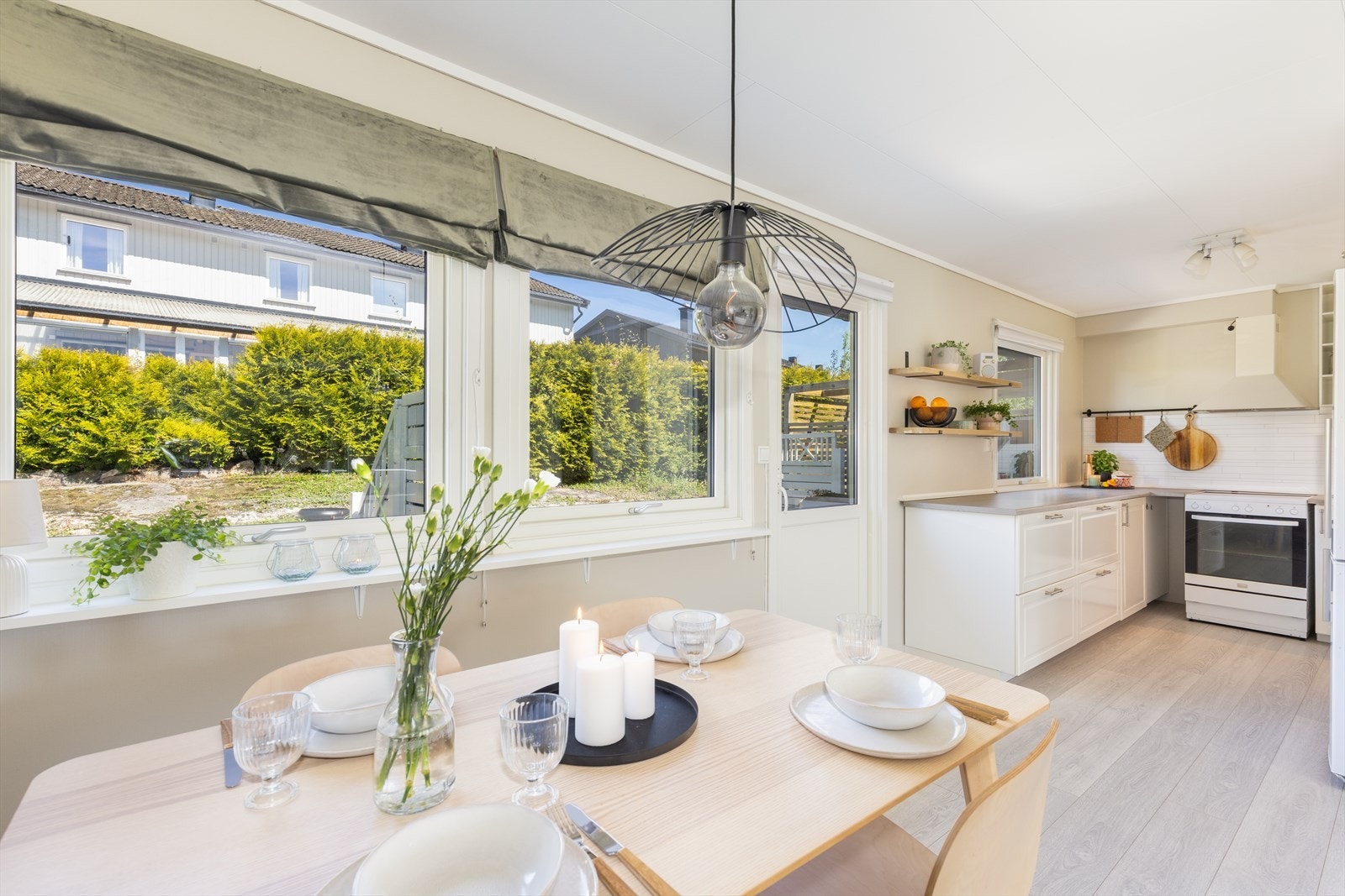 Kjøkkenet er godt utnyttet med skapplass og praktisk planløsning. Galleribilde