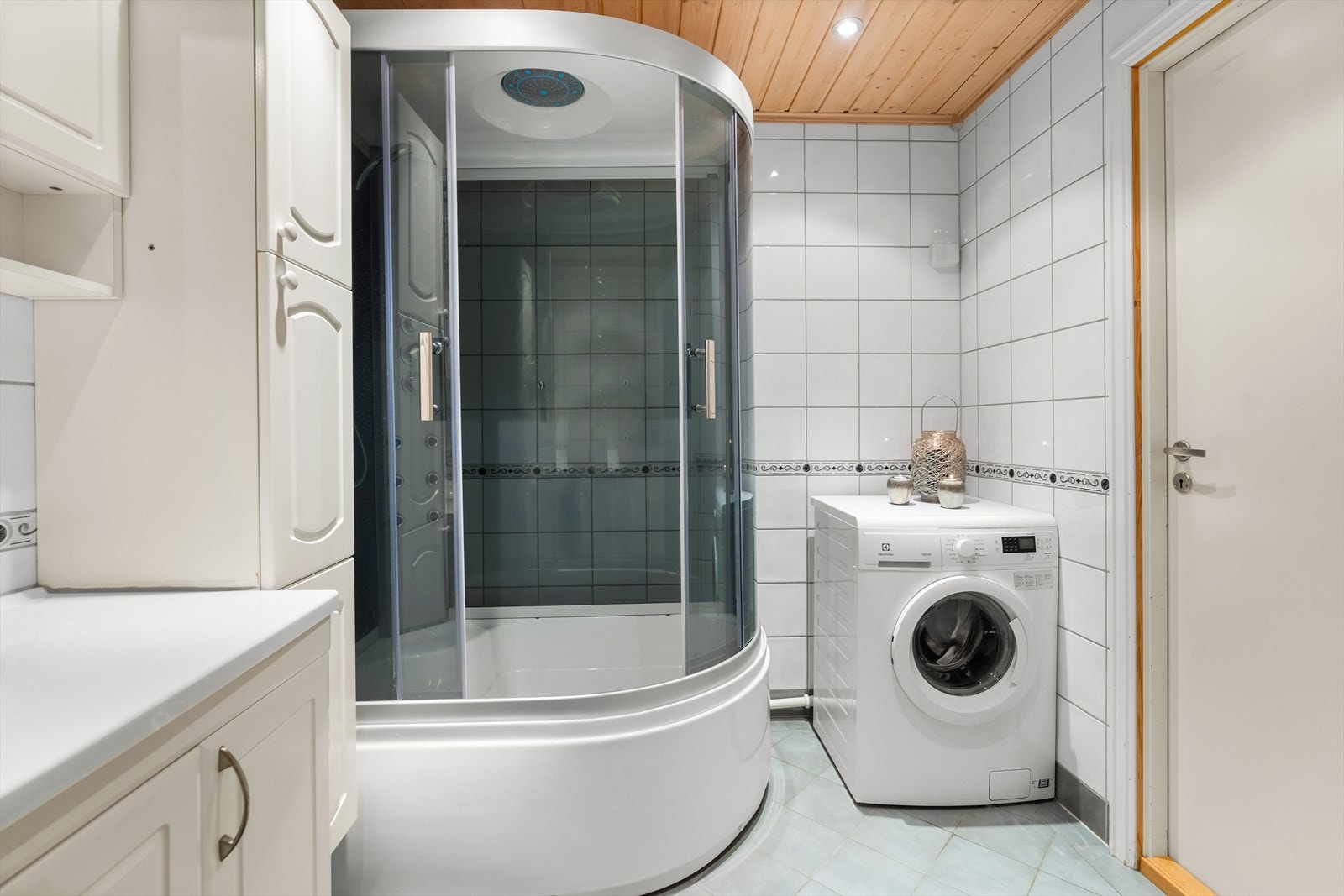 Badet er av eldre standard, og det er ikke kjent når rommet ble oppusset. Vegger og gulv er flislagte, og det er elektriske varmekabler. Galleribilde