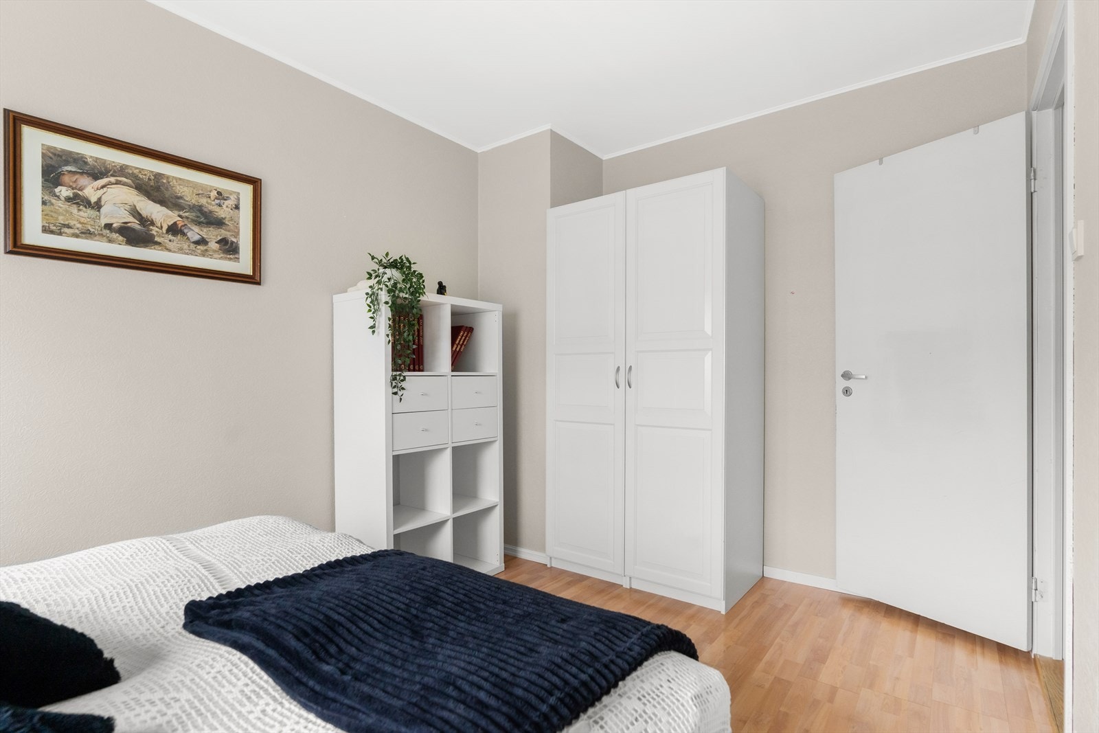 Rommene har plass til seng, nattbord, garderobeløsning og evt. skrivebord. Galleribilde