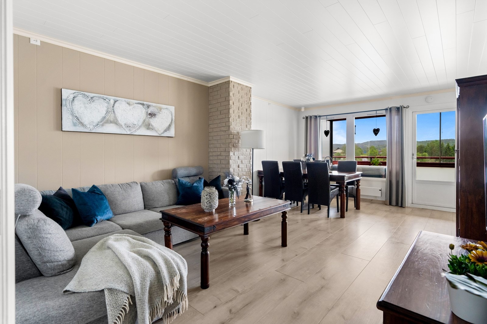 Dette er en lys og romslig 4-roms leilighet med gjennomgående og god planløsning, samt fin beliggenhet i 4. etasje! Galleribilde