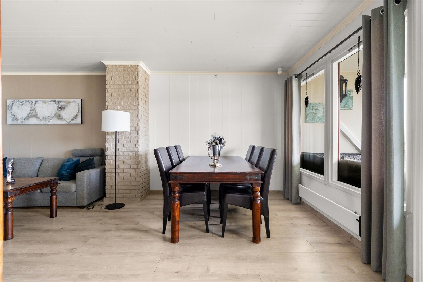 Rommet har rikelig med lysinnslipp fra de store vindusflatene, og har flere møbleringsmuligheter. Galleribilde