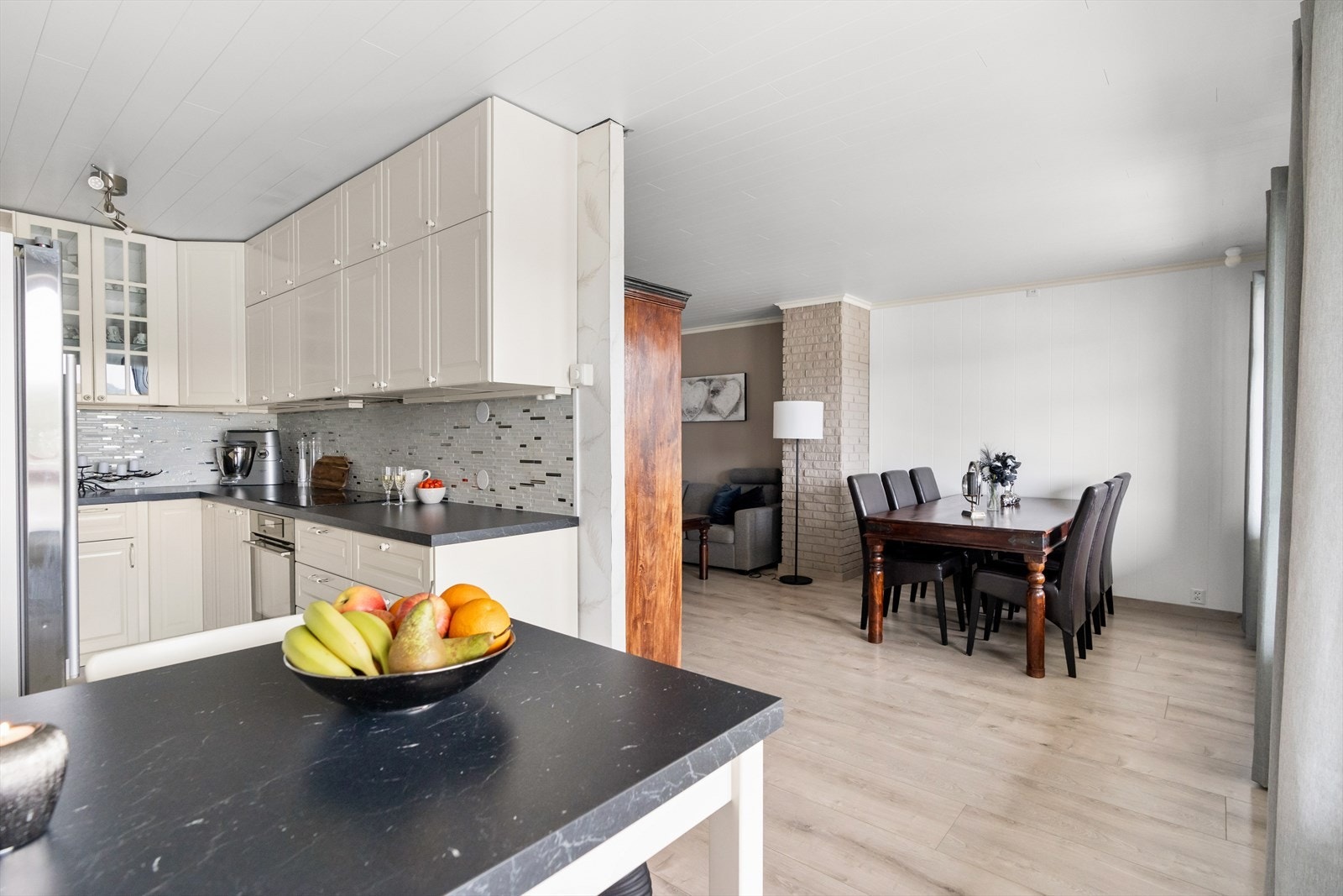 Ved kjøkkenet er det også plass til et spisebord. Galleribilde