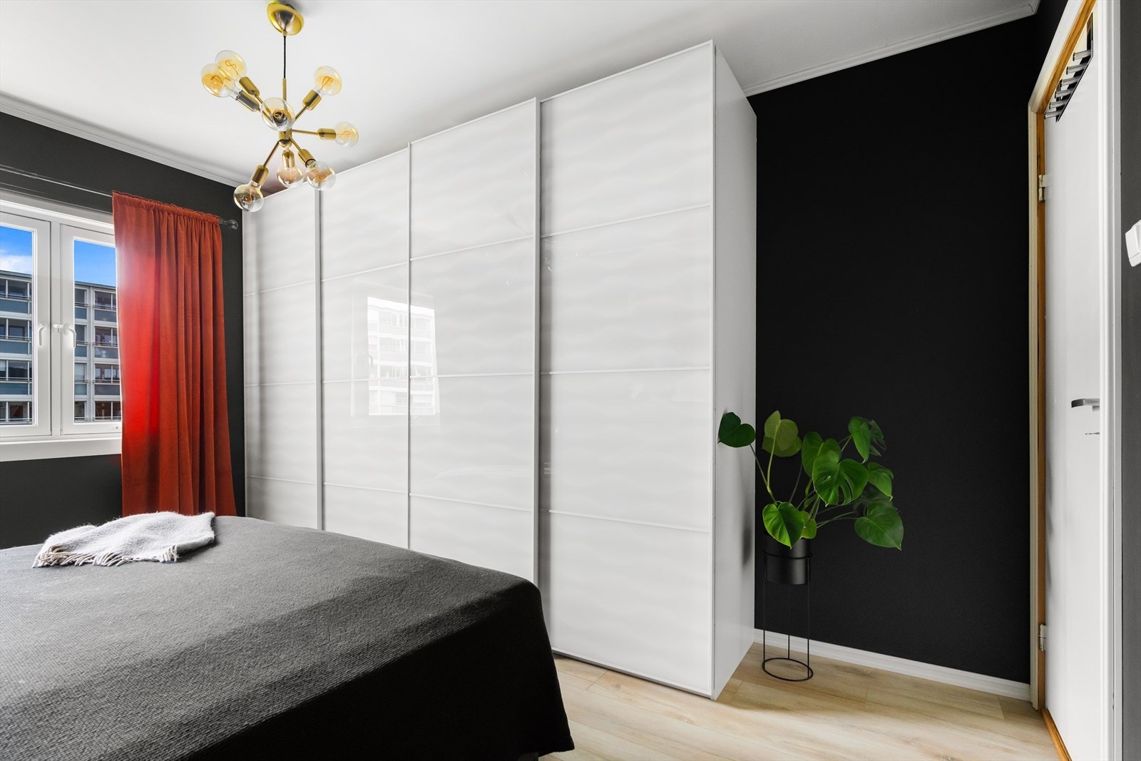 Videre er det plass til klesoppbevaring i stor garderobeløsning. Galleribilde