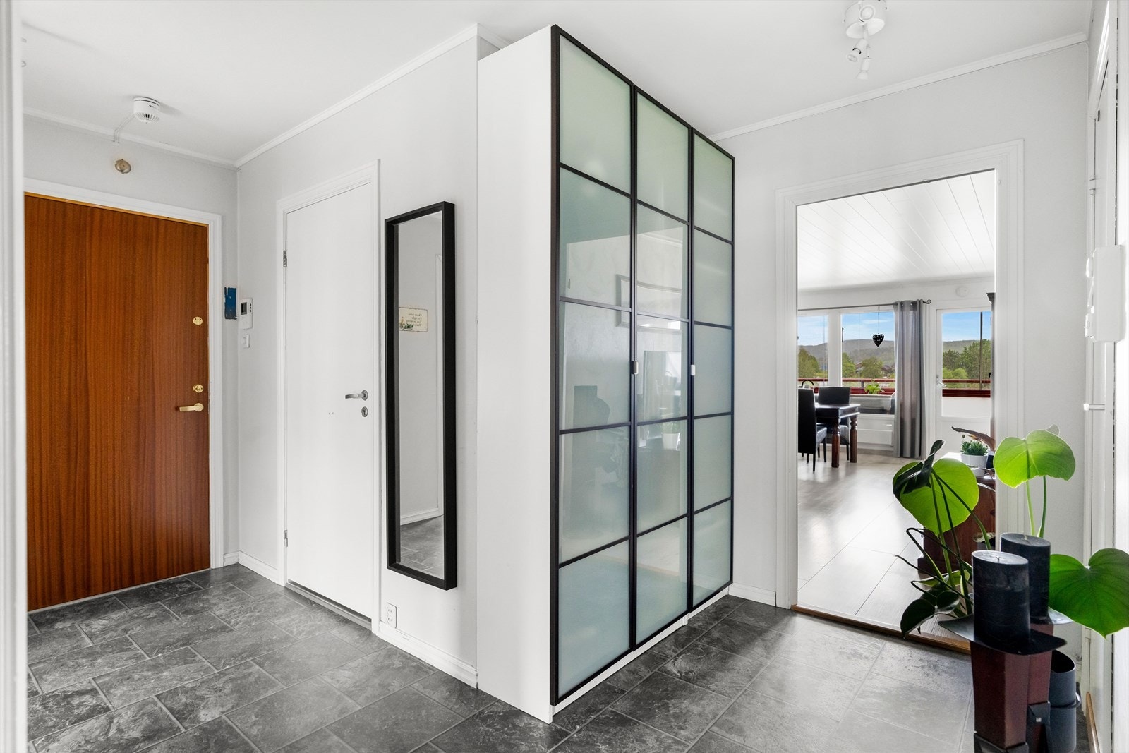 I tillegg er det etablert skapinnredninger. Det disponeres også en praktisk kjellerbod på 8 m² for ytterligere lagringsplass. Galleribilde