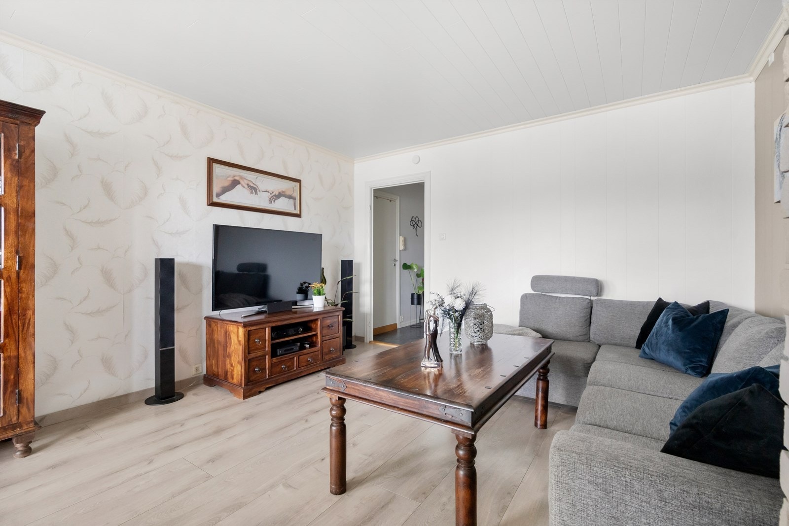 Det er god plass til sofaseksjon og tv-møbel i den ene enden. Galleribilde