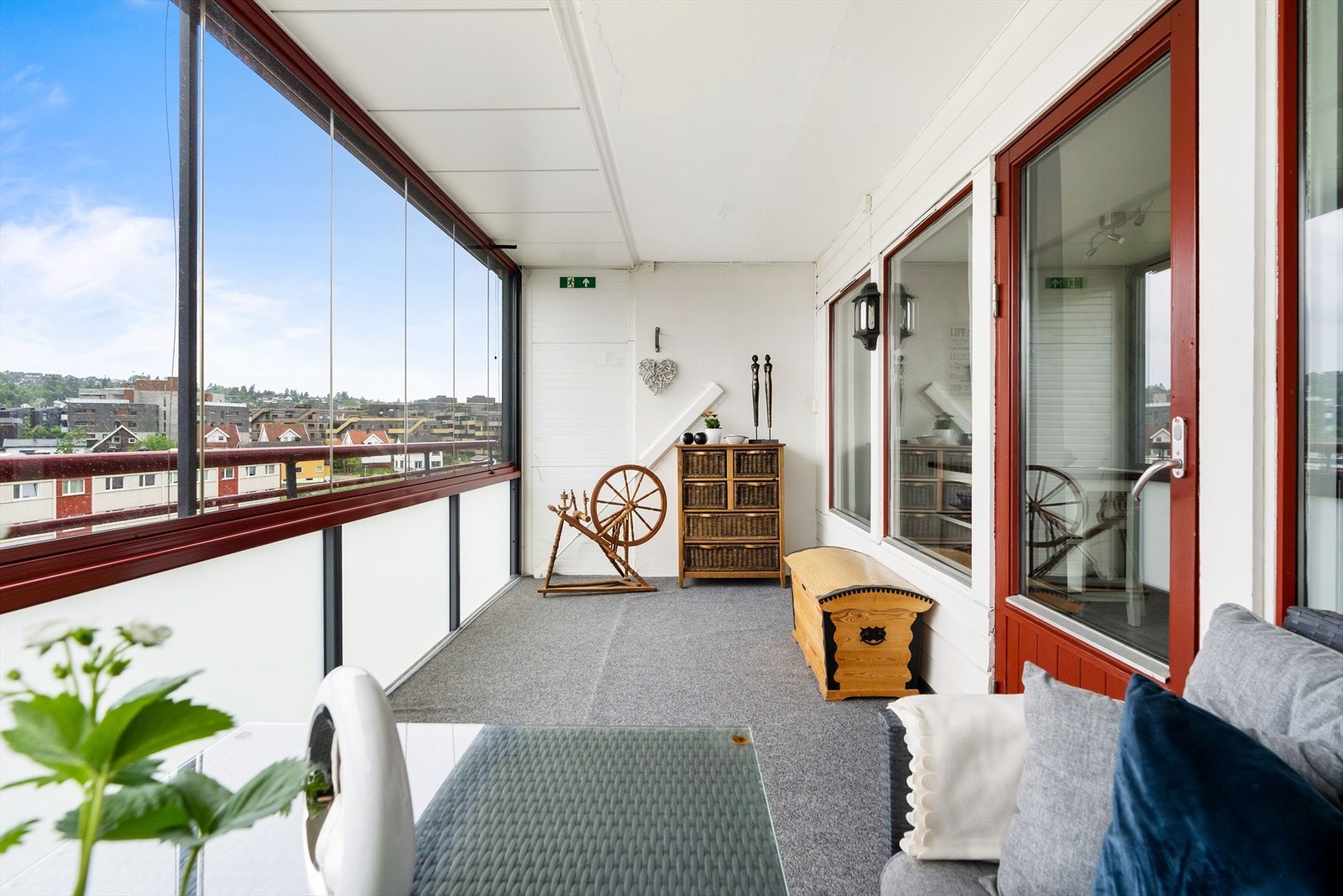 Det er god plass til sittegruppe, og glassveggene kan skyves til side i sommerhalvåret. Galleribilde