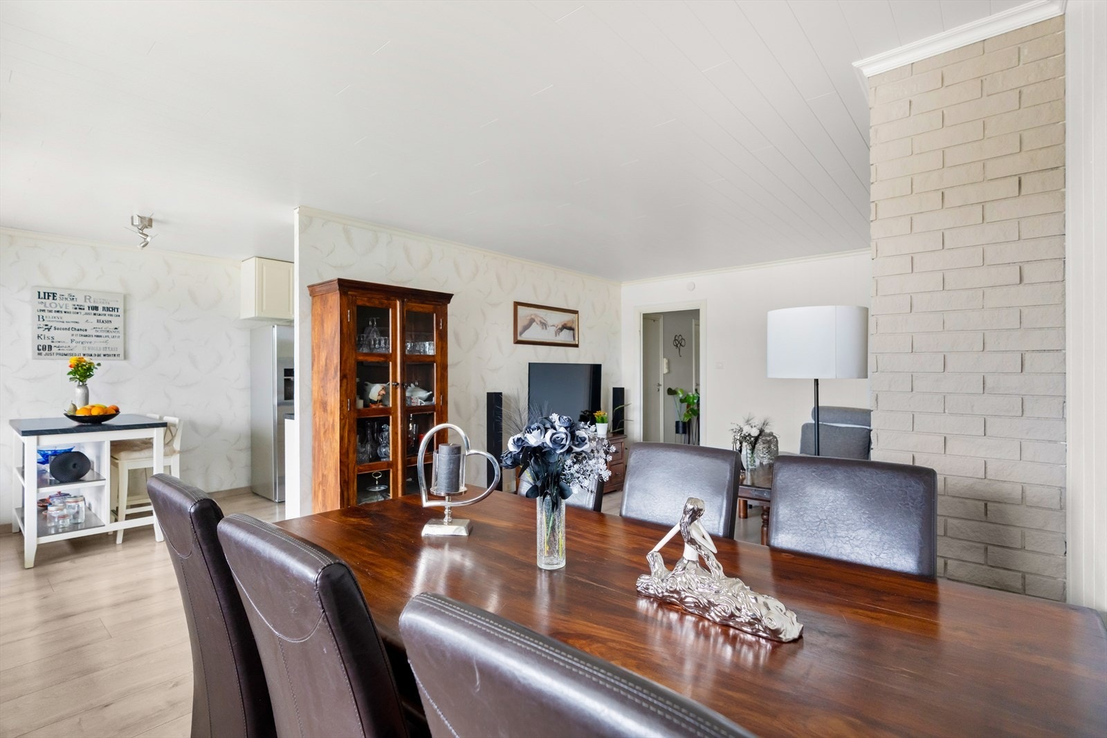 Spisebordet får sin naturlige plass mot kjøkkenet. Galleribilde