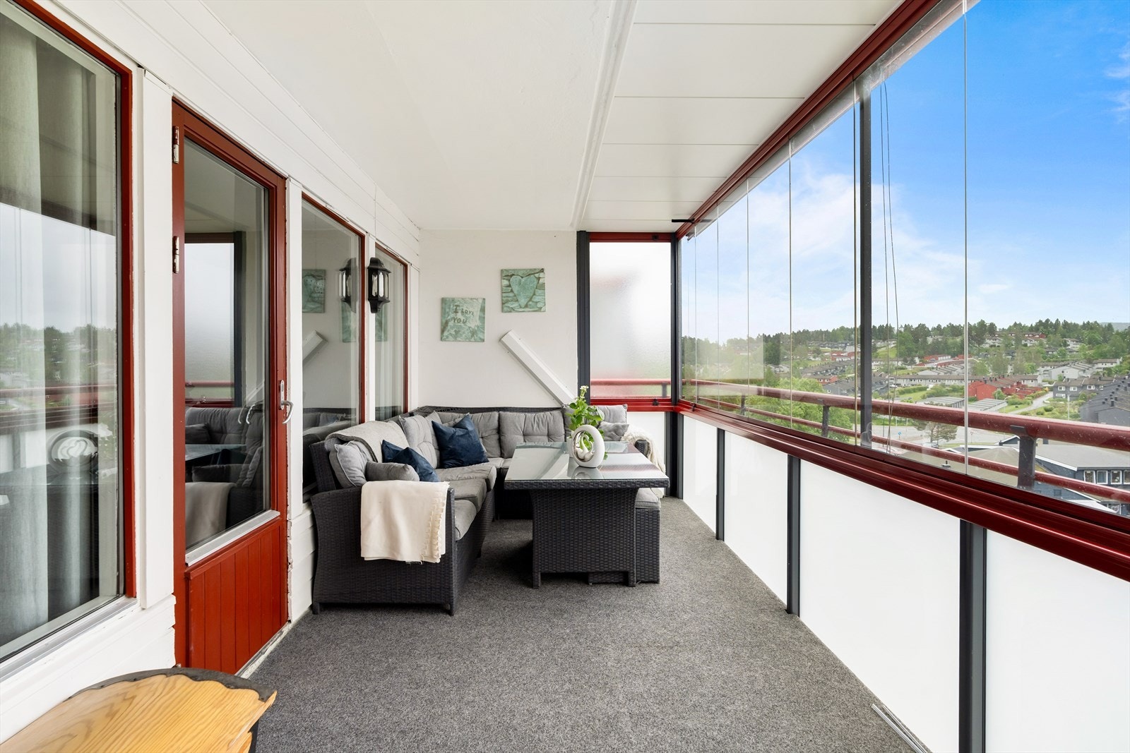 Fra stuen er det utgang til en herlig innglasset balkong på hele 15 m². Galleribilde