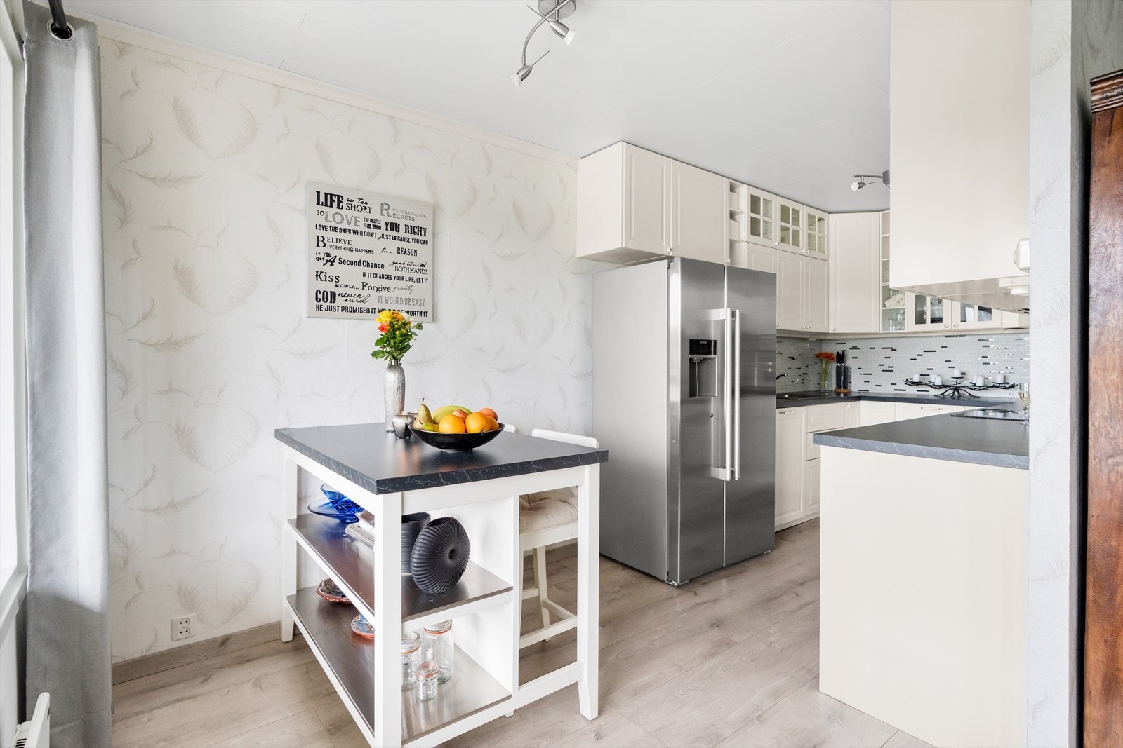 Skapene har innredning med profilerte fronter, samt benkeplate av laminat. Galleribilde