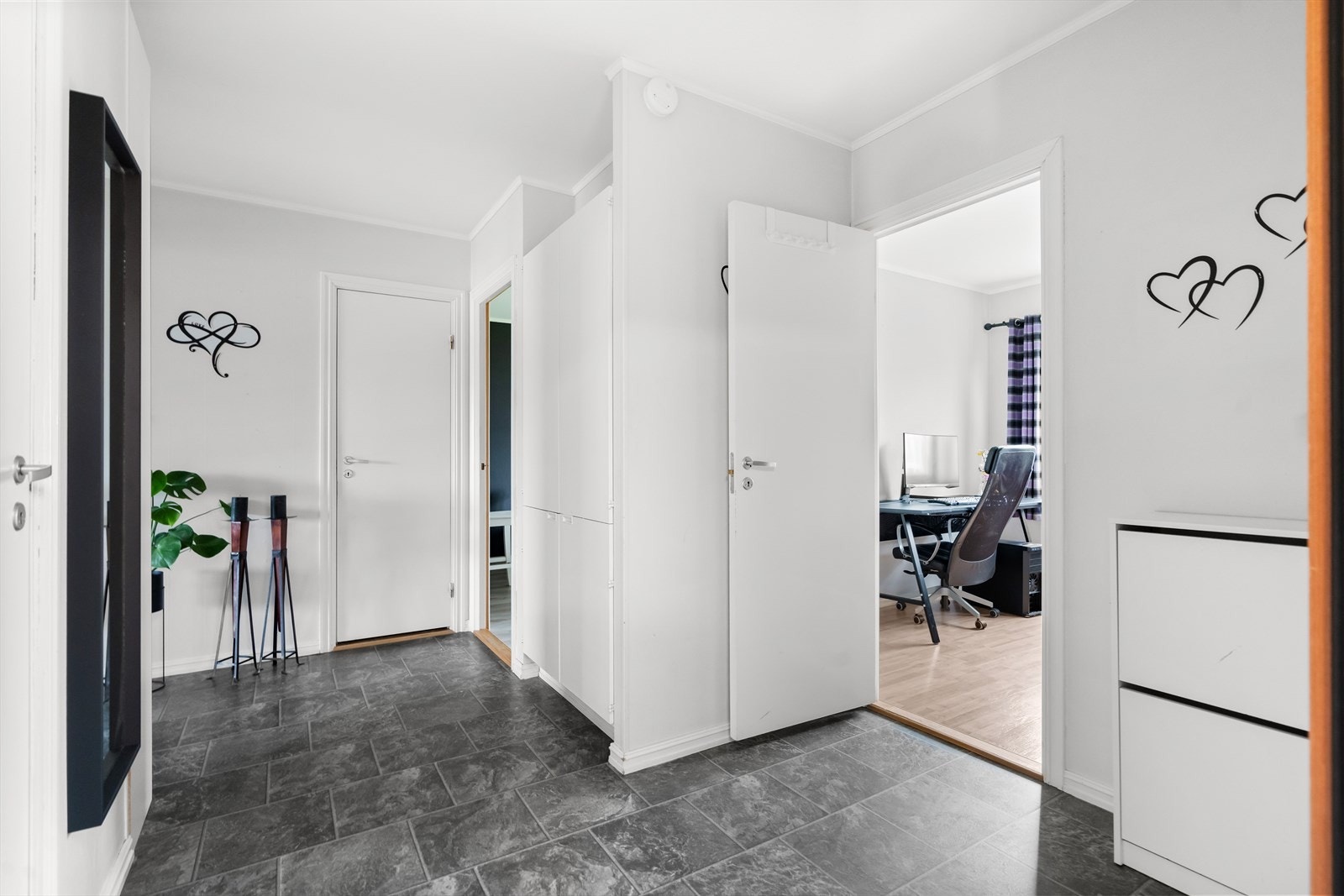 Leiligheten har en lys entré med plass til å henge fra seg yttertøy og sette fra seg sko. Galleribilde