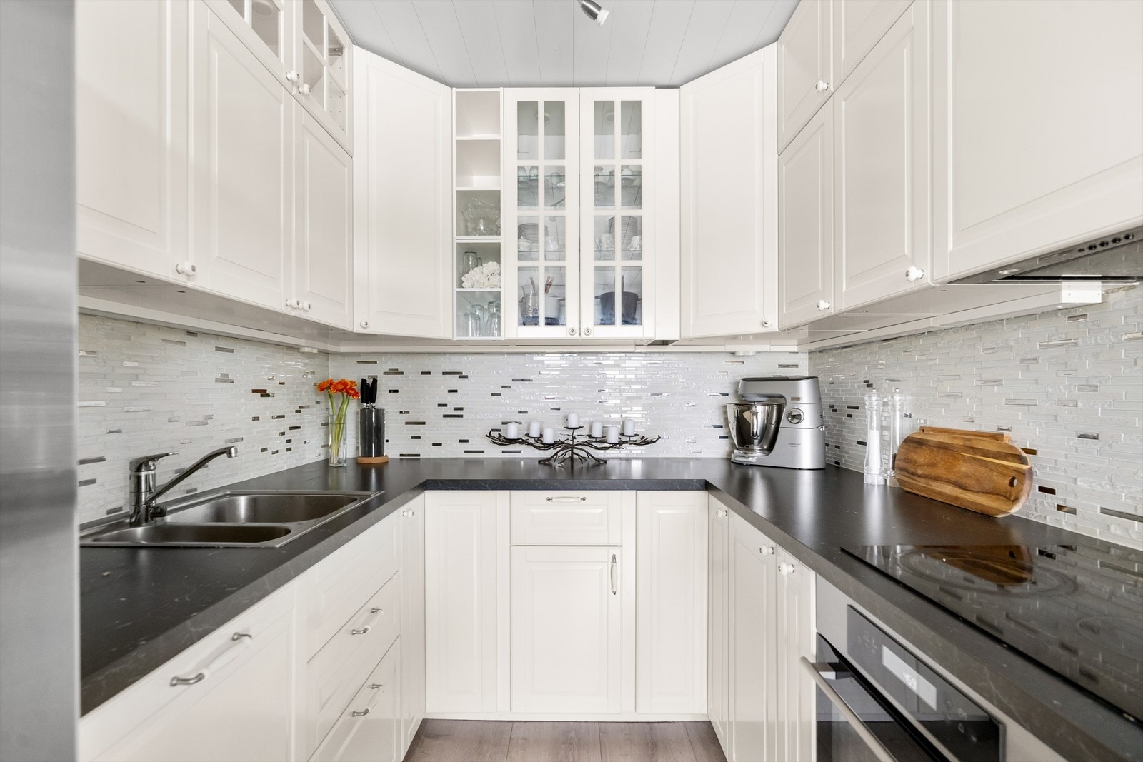 Det er integrert oppvaskmaskin, komfyr (pyrolyse), platetopp (slitt overflate), vannstoppsystem og komfyrvakt Galleribilde