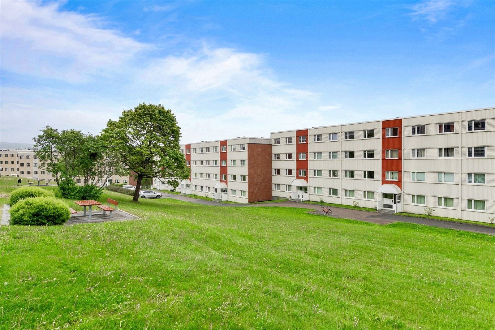 Utenfor finner du store og pent opparbeidede fellesarealer. Galleribilde