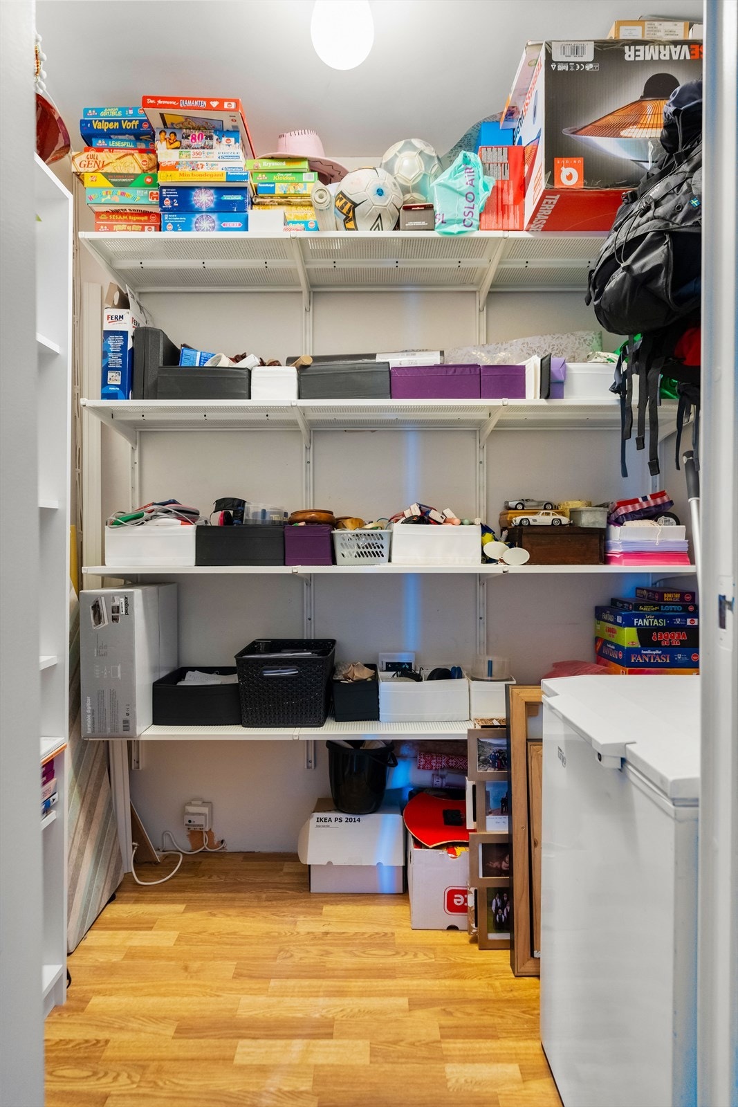 Det er tilgang til en innvendig bod/garderobe fra entréen. Galleribilde