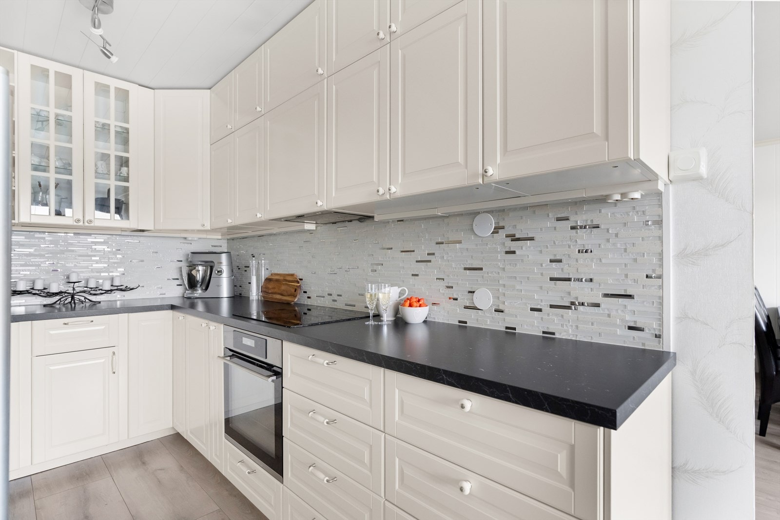 Det er kjøkkenventilator med kullfilter og felles avtrekksventil på kjøkkenet. Galleribilde