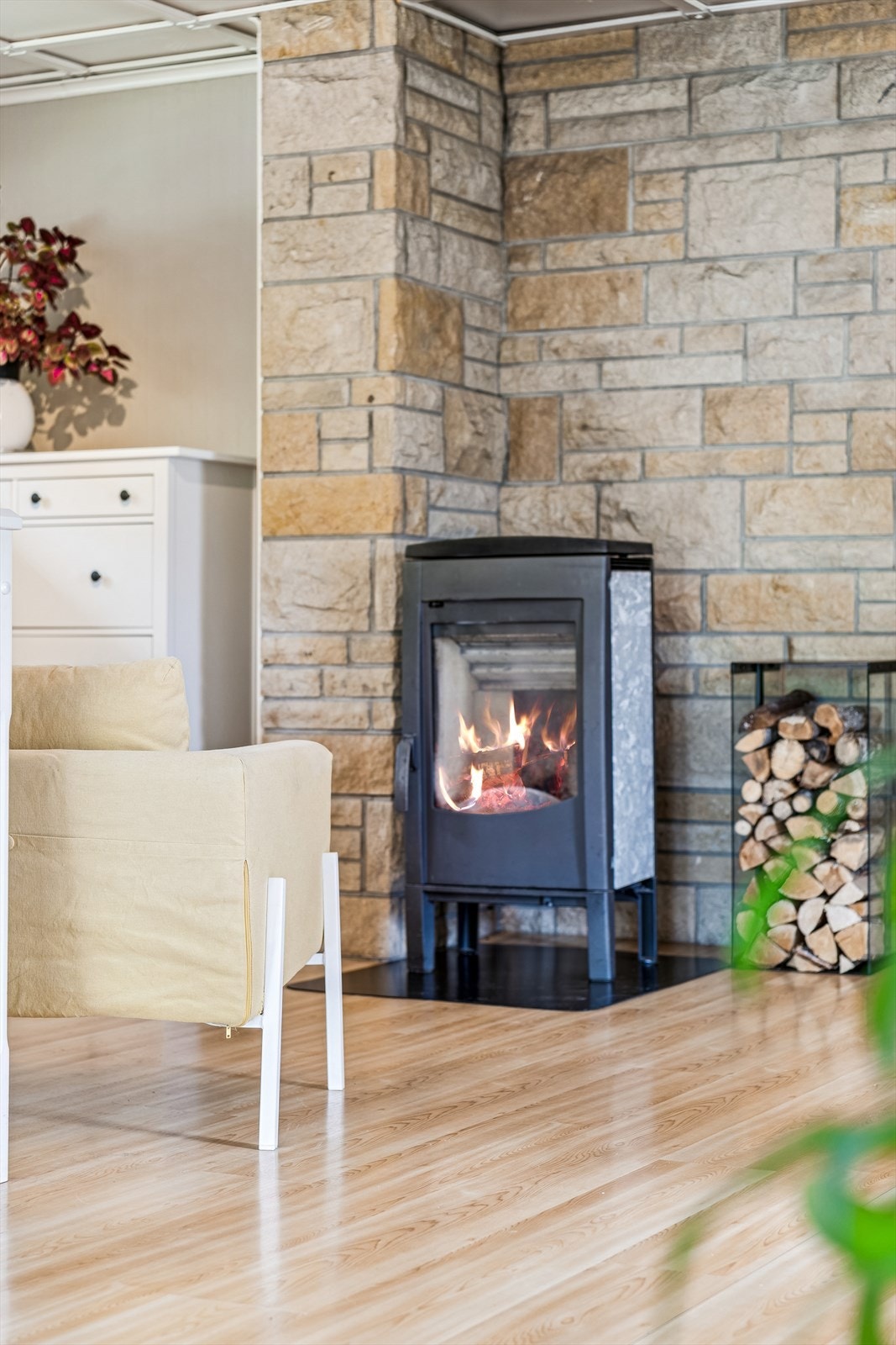 Med en hjørneplassert peisovn Galleribilde