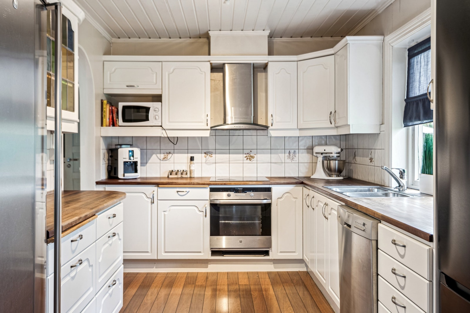 Kjøkken fra 1991 - Godt med skapplass ved å benytte plassen ved siden av kjøleskapet Galleribilde