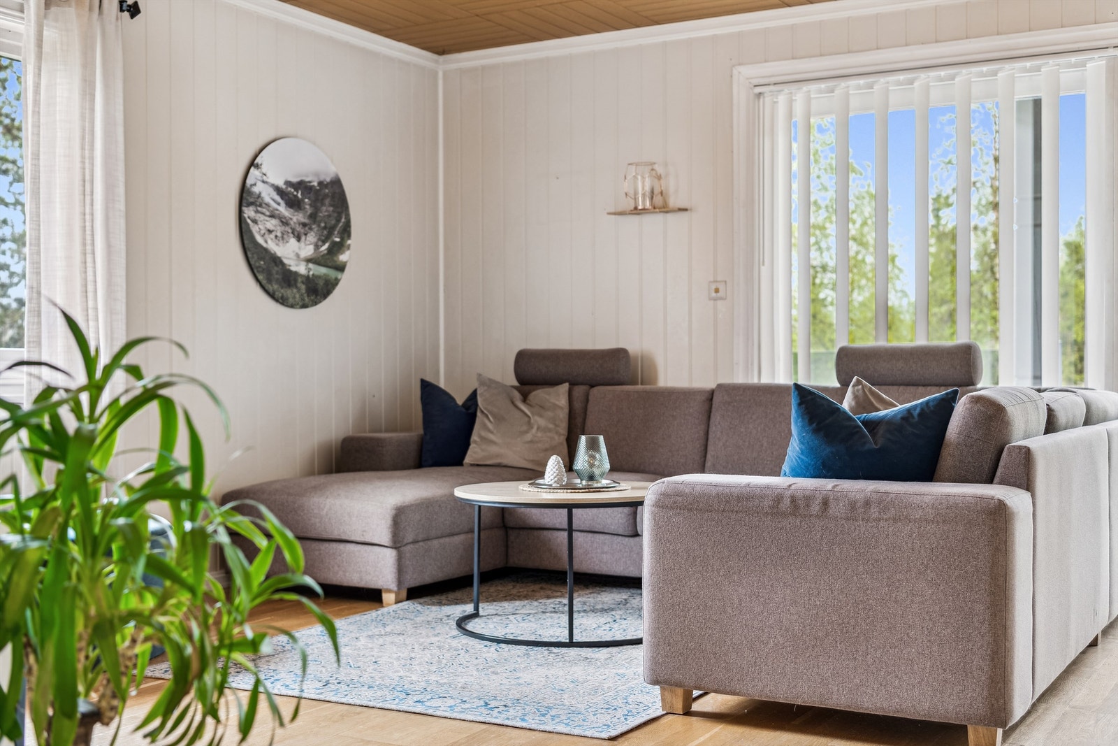 Lyst og trivelig sofahjørne Galleribilde