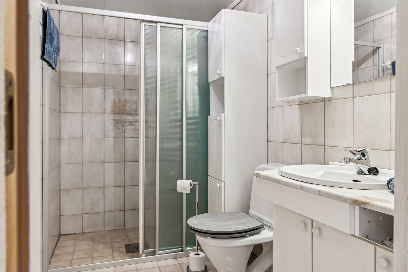 Bad 2 i kjellerdel påbygd ca. 1981 - Flislagte vegger og gulv - Elektrisk gulvvarme - Begge bad har behov for oppgradering i nærmere framtid Galleribilde