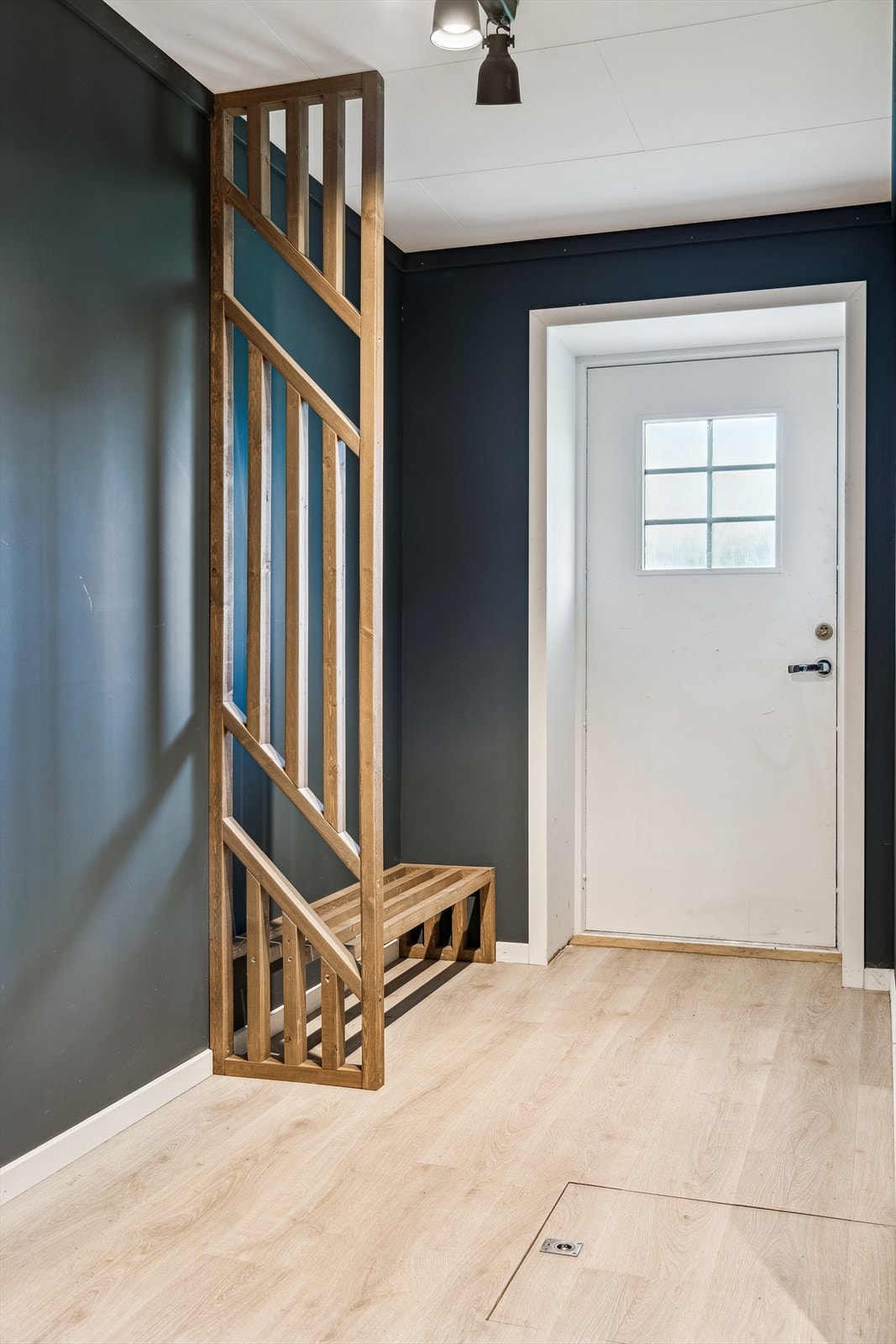 Kjelleren har egen inn-/utgang mot øst Galleribilde